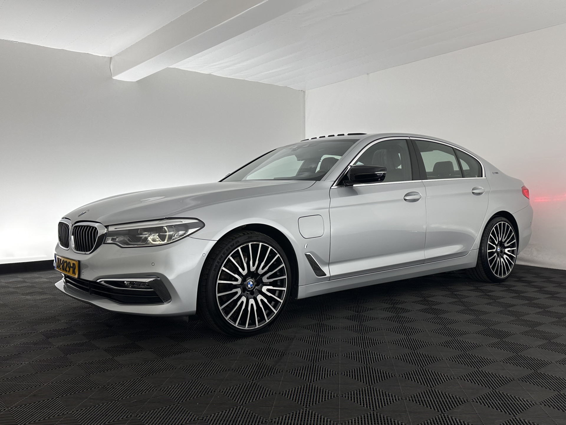 BMW 5-serie 530e iPerformance High Executive (Plug-in) Aut.*PANO | LEATHER | FULL-LED | TOPVIEW | KEYLESS | HARMAN/KARDON | BLINDSPOT | MEMORY-PACK | HEATED-COMFORTSEATS | DIGI-COCKPIT | AMBIENTLIGHT | NAVI-FULLMAP | 20''ALU*