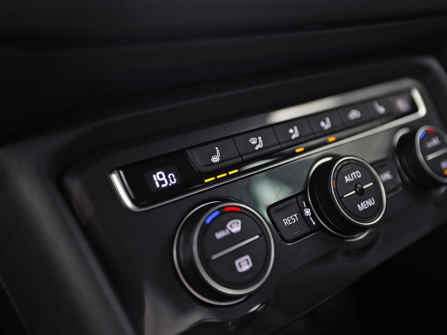 Volkswagen Tiguan 1.5 TSI ACT Highline 150Pk Automaat (VIRTUAL COCKPIT, APPLE CARPLAY, GROOT NAVI, CAMERA, STOELVERWARMING, SPORTSTOELEN, GETINT GLAS, ADAPTIVE CRUISE, NIEUWSTAAT)