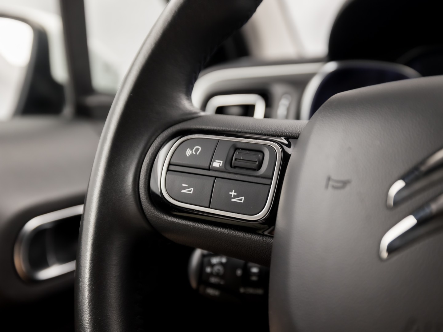 Citroën C3 1.2 PureTech Shine Sport Automaat (APPLE CARPLAY, GROOT NAVI, CAMERA, LEDER, STOELVERWARMING, SPORTSTOELEN, GETINT GLAS, CRUISE, NIEUWSTAAT)