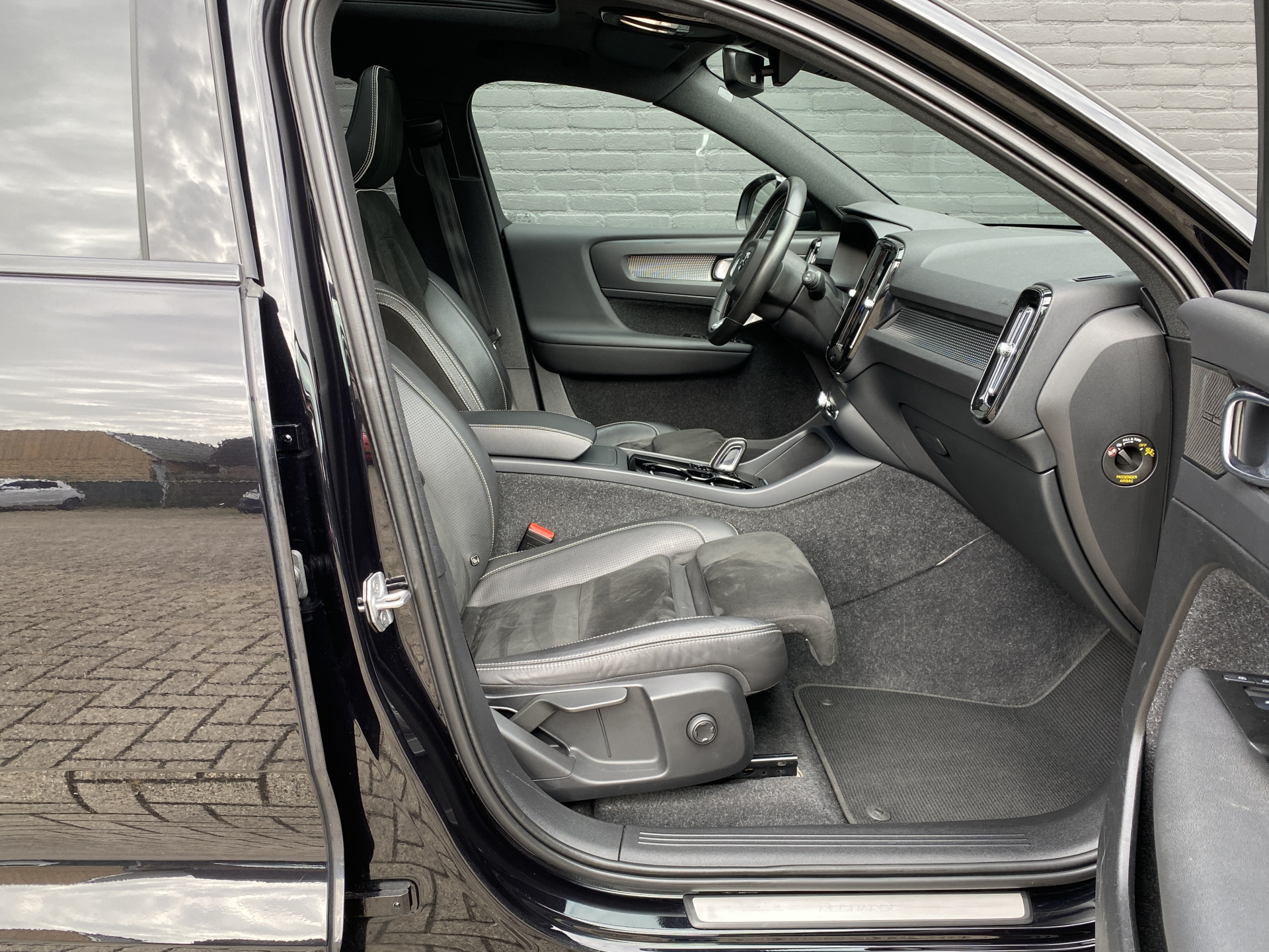 Volvo XC40 Recharge P8 AWD R-Design 408 pk | 1e eigenaar | dealer onderh. | panoramadak | trekhaak | 360 camera | stoelverw.