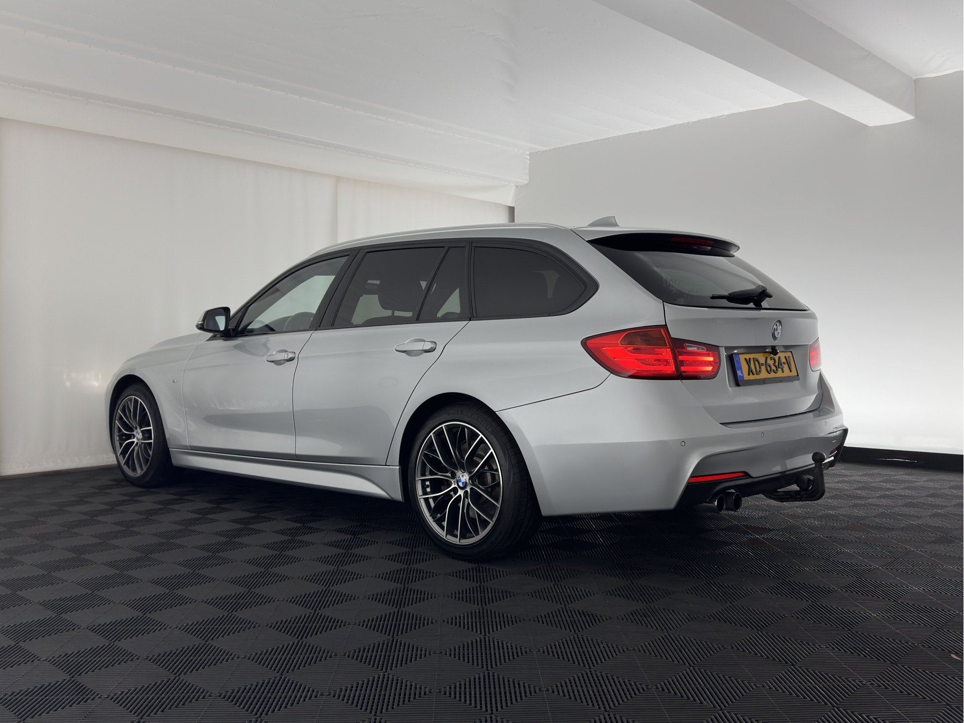 BMW 3-serie Touring 330d xDrive M-Aerodynamica-Pack High-Executive Aut * LEATHER | NAVI-FULLMAP | XENON | HEATED-SPORTSEATS | SHIFT-PADDLES | PDC | PRIVACY-GLASS | KEYLESS | CAMERA | TOWBAR | 18''ALU*