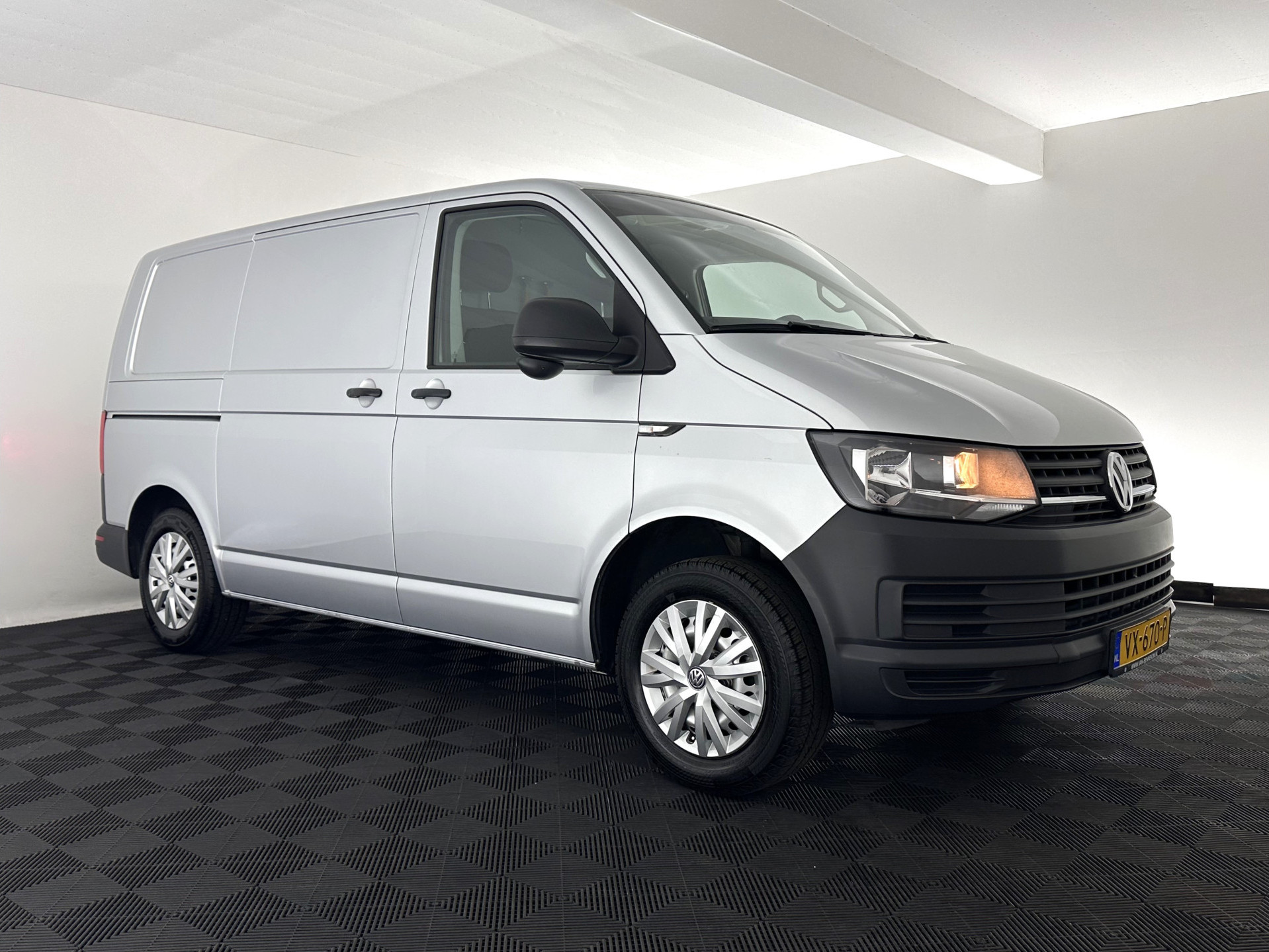Volkswagen Transporter 2.0 TDI L1H2 Comfortline *NAVI-FULLMAP | AIRCO | CRUISE | CAMERA | INVENTER | DAB | PARKINGHEATER | COMFORTSEATS | PDC | TOWBAR*