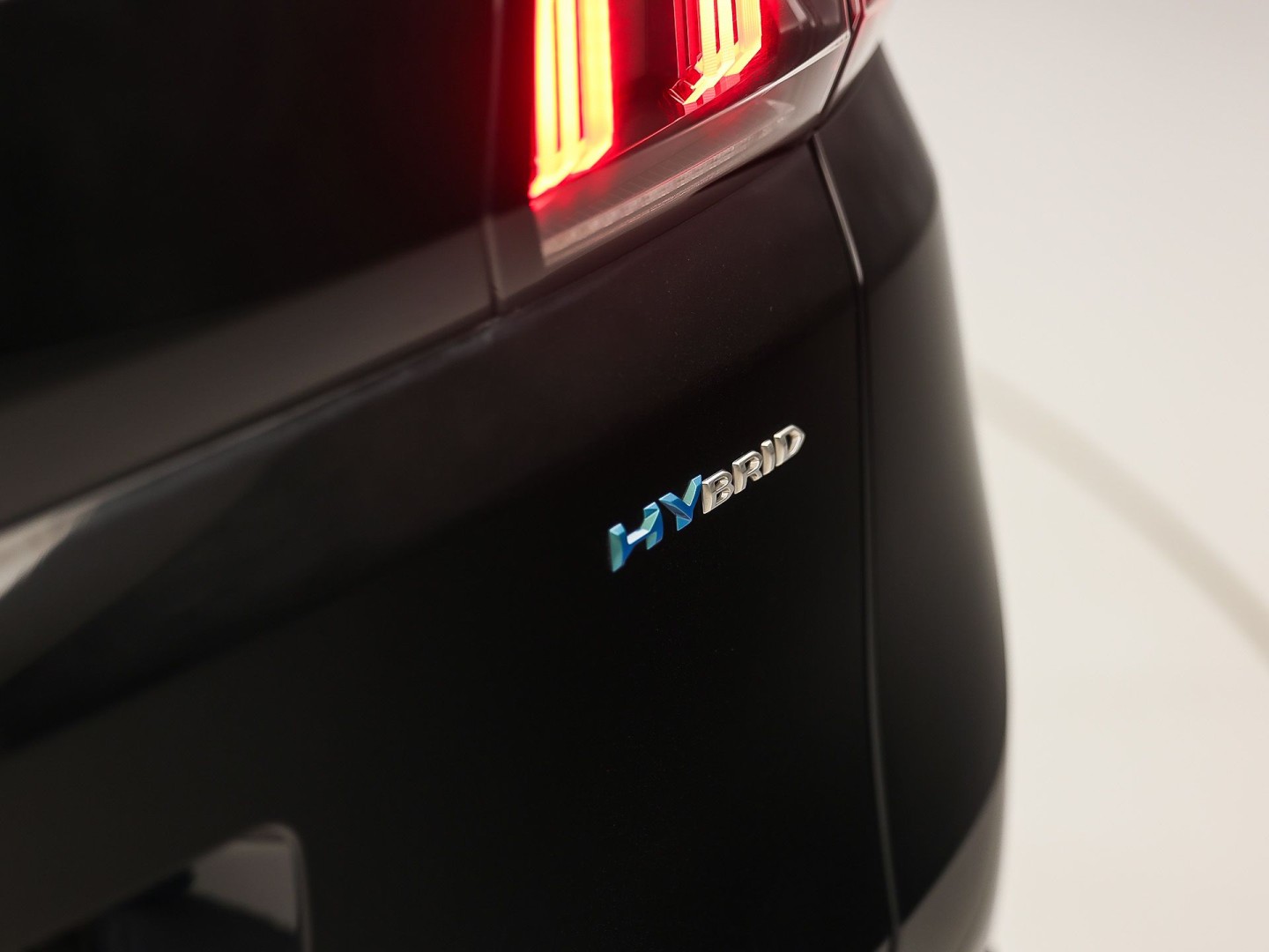 Peugeot 3008 1.6 HYbrid 225 Allure Sport 225Pk Automaat (APPLE CARPLAY, GROOT NAVI, 99% SOH, 360 CAMERA, LEDER, SPORTSTOELEN, ZWART HEMEL, GETINT GLAS, NIEUWSTAAT)