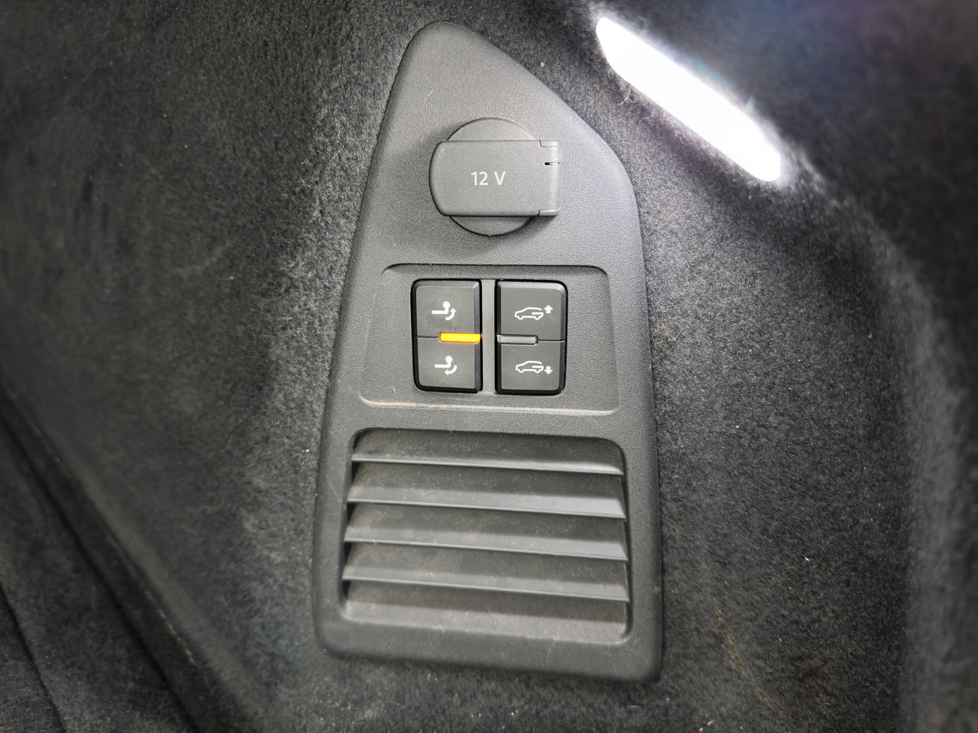 Volkswagen Touareg 3.0 TDI R-Line (INCL-BTW) Aut. *LUXURY-LEATHER | FULL-LED | BLIND-SPOT | HEATED-COMFORTSEATS | AIR-SUSPENSION | KEYLESS | CAMERA | NAVI-FULLMAP | PRIVACY-GLASS | ADAPTIVE-CRUISE |  SHIFT-PADDLES | TOWBAR*