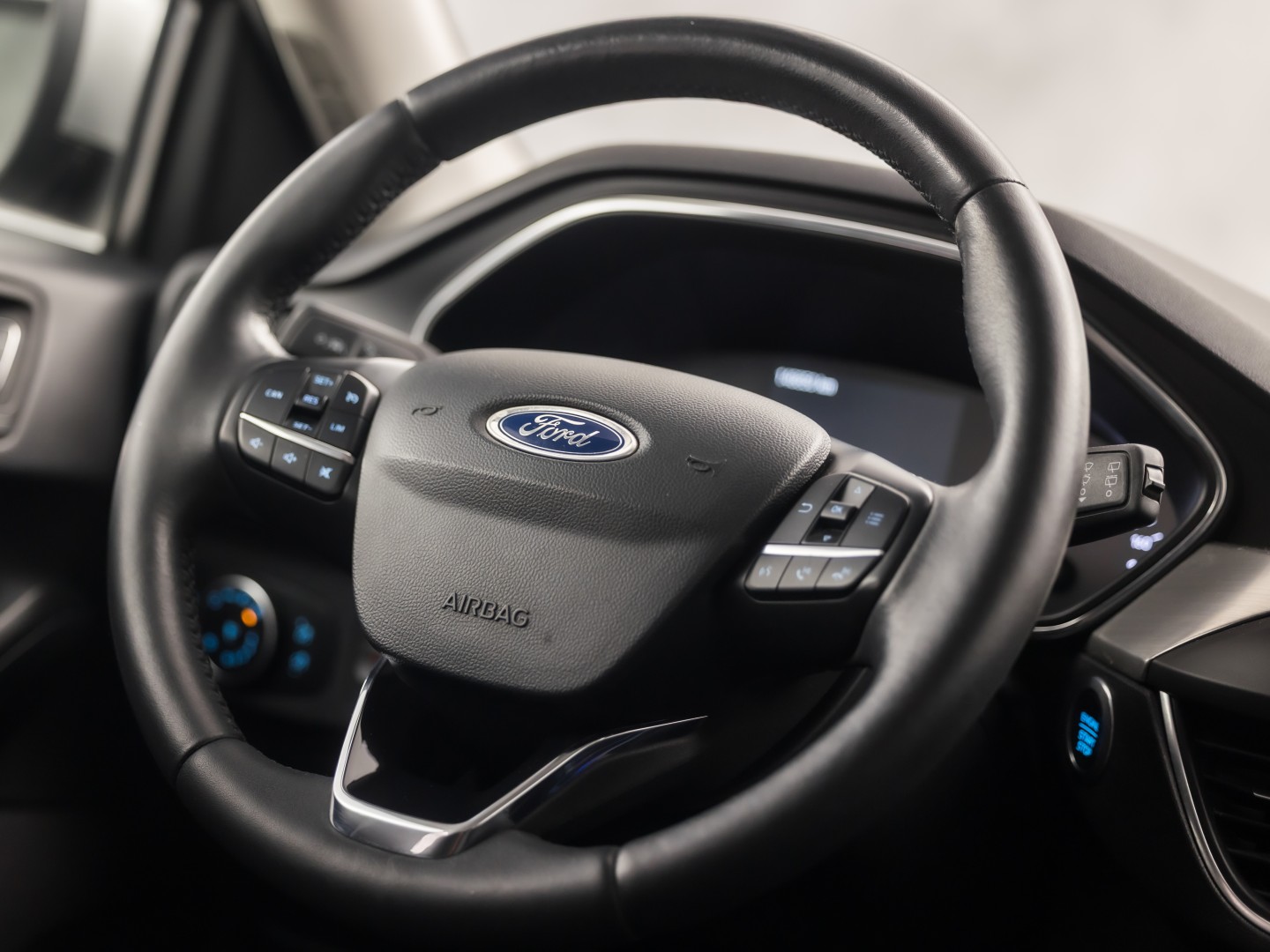 Ford Focus Wagon 1.0 EcoBoost Titanium Sport (APPLE CARPLAY, GROOT NAVI, STUUR/STOELVERWARMING, KEYLESS, SPORTSTOELEN, GETINT GLAS, LM VELGEN, CRUISE, NIEUWSTAAT)