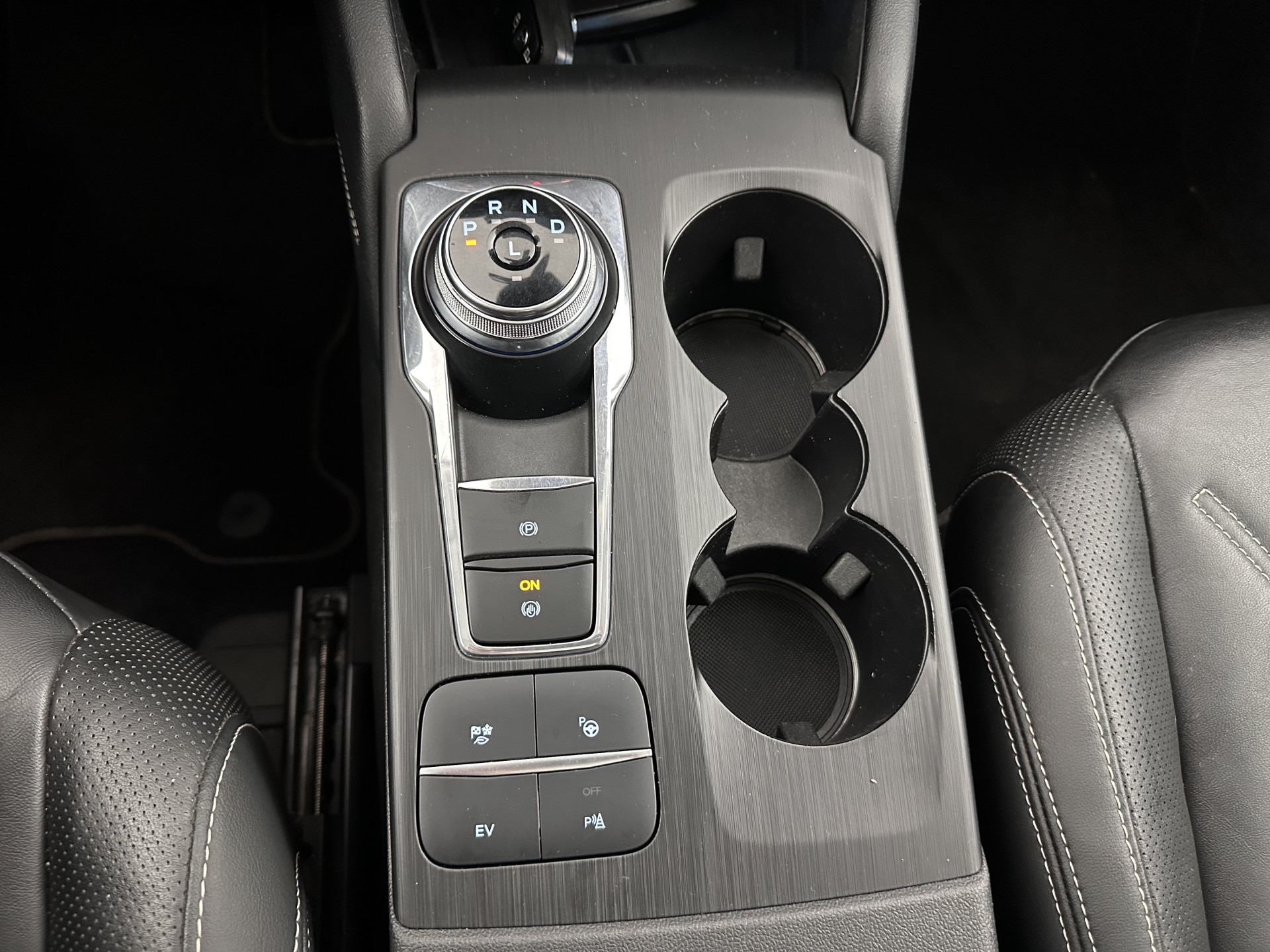 Ford Kuga 2.5 PHEV Vignale (Plug-In) (INCL-BTW) Aut. *HEAD-UP | LEATHER | DIGI-COCKPIT | FULL-LED | KEYLESS | DAB | CARPLAY | NAVI-FULLMAP | MEMORY-PACK | HEATED-COMFORTSEATS | PRIVACYGLASS | TOWBAR | 18''ALU*