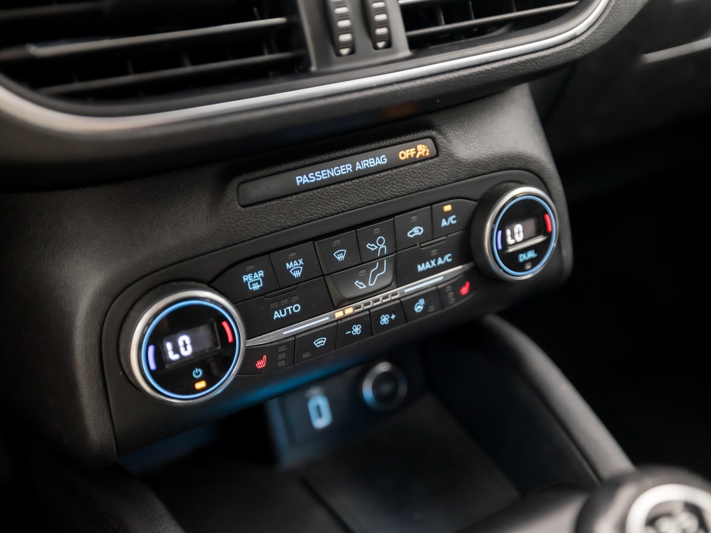 Ford Focus Wagon 1.0 EcoBoost Titanium Sport (APPLE CARPLAY, GROOT NAVI, STUUR/STOELVERWARMING, KEYLESS, SPORTSTOELEN, GETINT GLAS, LM VELGEN, CRUISE, NIEUWSTAAT)