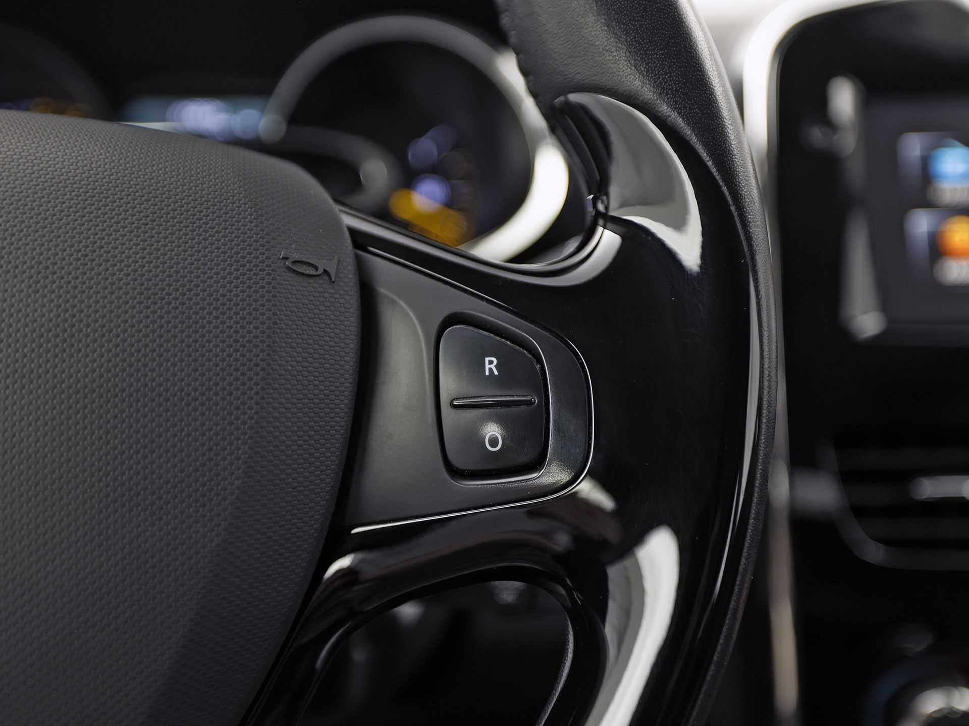 Renault Clio 0.9 TCe Dynamic Sport (NAVIGATIE, CRUISE, LM VELGEN, SPORTSTOELEN, PARKEERSENSOREN, BLUETOOTH, NIEUWE APK, NIEUWSTAAT)