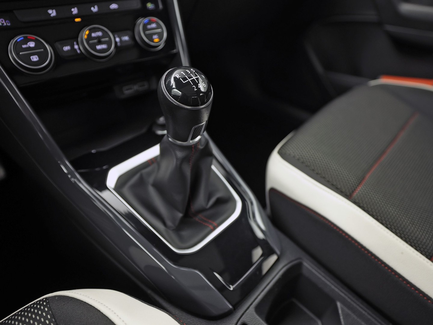 Volkswagen T-Roc 1.5 TSI Sport (NAP, APPLE CARPLAY, VIRTUAL DASHBOARD, PANORAMADAK, SPORTSTOELEN, CLIMATE,  NIEUWE APK, NIEUWSTAAT)