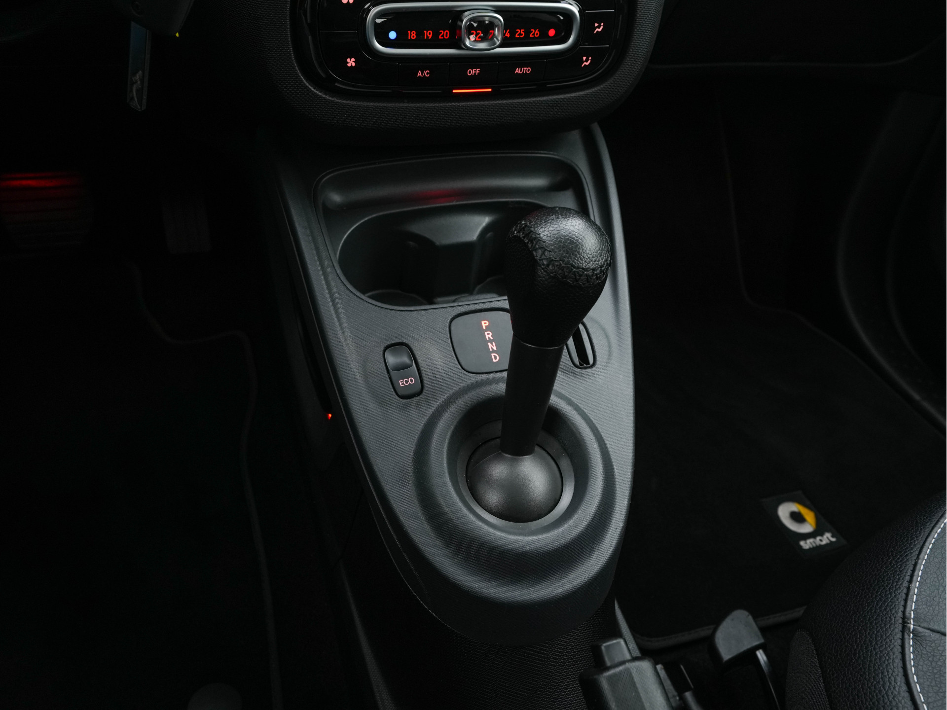 Smart fortwo EQ Business Solution 18 kWh [ 3-Fase ] ( SOH-93%) Aut. *PANO | LEATHER | NAVI-FULLMAP | CAMERA | HEATED-COMFORTSEATS | AIRCO | CRUISE | AMBIENT-LIGHT | 15''ALU*