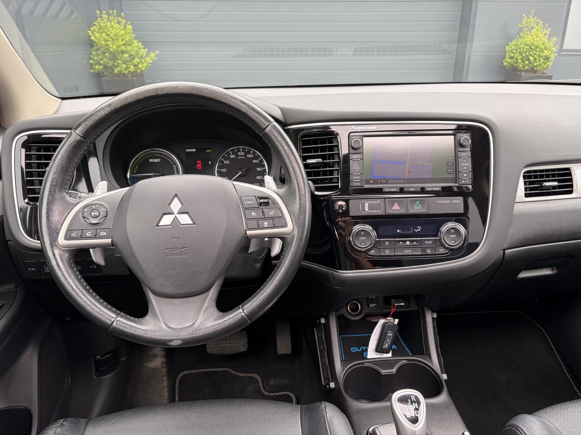 Mitsubishi Outlander 2.0 PHEV Executive Edition Trekhaak,Schuifdak,Leder,Stoelverw-Koeling,Camera,Navi,Keyless,Clima,Cruise,Lm velgen,Pdc,V+A,Rijstrooksensor,Extra velgen,N.A.P,Nieuwe Apk bij Aflevering