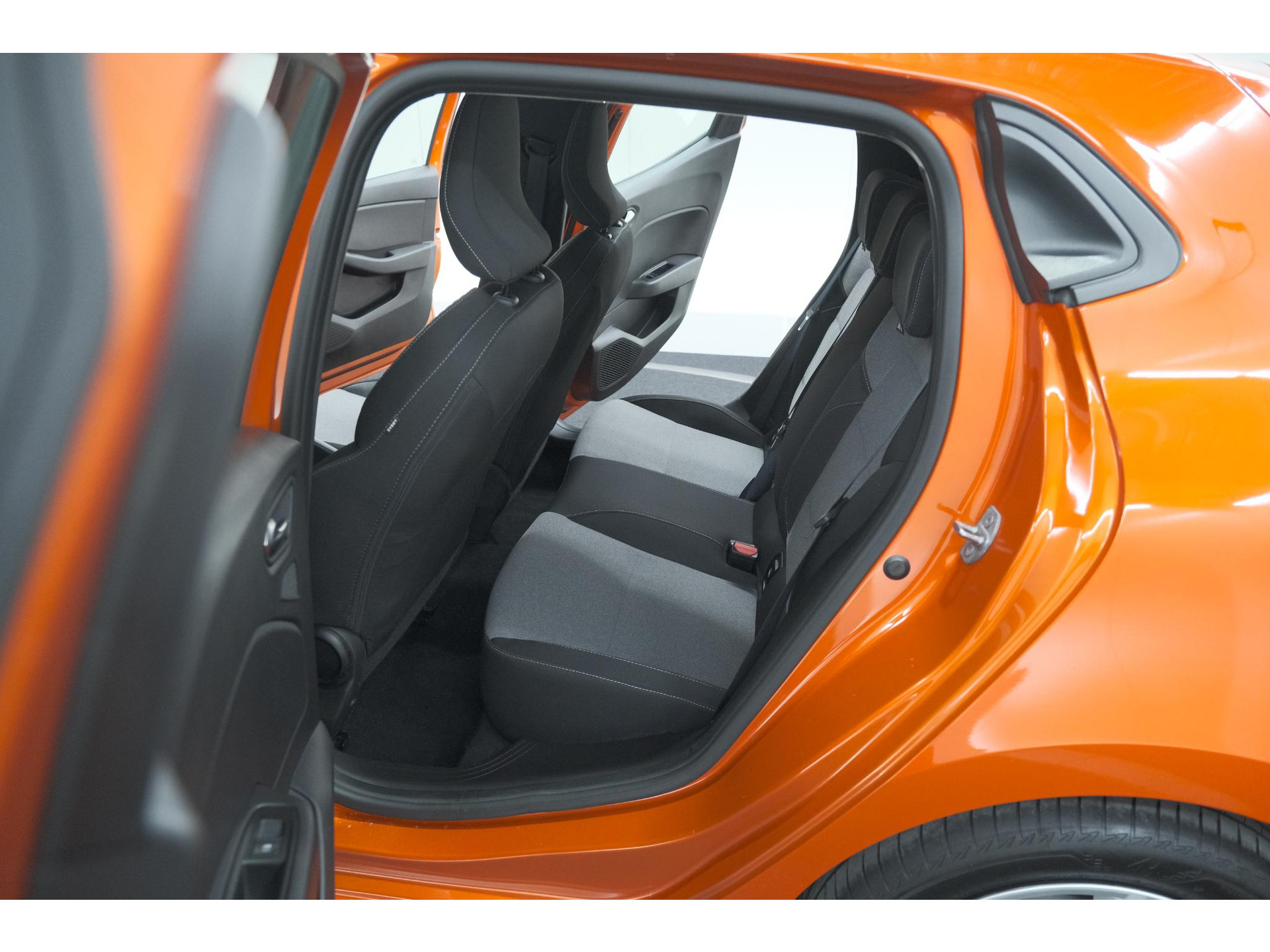 Renault Clio 1.6 E-Tech Full Hybrid 145 Evolution Holland Edition | Apple Carplay | Parkeersensoren | LED | Cruise Control