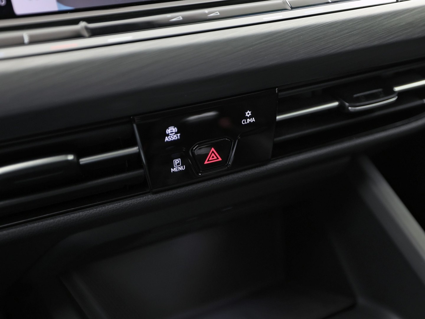 Volkswagen Golf 1.5 TSI Sport (PANORAMADAK, BLACK PACK, APPLE CARPLAY, GROOT NAVI, CAMERA, MEMORY SEAT, STOELVERWARMING, ALCANTARA, GETINT GLAS, TREKHAAK, NIEUWSTAAT)