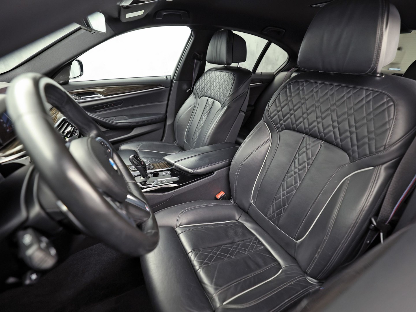 BMW 5-serie 520i M Sport High Executive 184Pk Automaat (GROOT NAVI, M PAKKET, 360 CAMERA, MEMORY SEATS, HARMAN/KARDON, STUUR/STOELVERWARMING, LUXE LEDER, HEAD-UP DISPLAY, GETINT GLAS, NIEUWSTAAT)