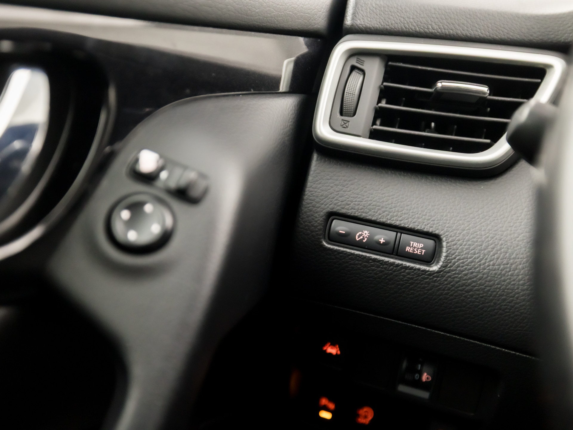 Nissan Qashqai 1.2 Acenta Sport (NAVIGATIE, CLIMATE, STOELVERWARMING, CAMERA, SPORTSTOELEN, PARKEERSENSOREN, CRUISE, NIEUWE APK, NIEUWSTAAT)
