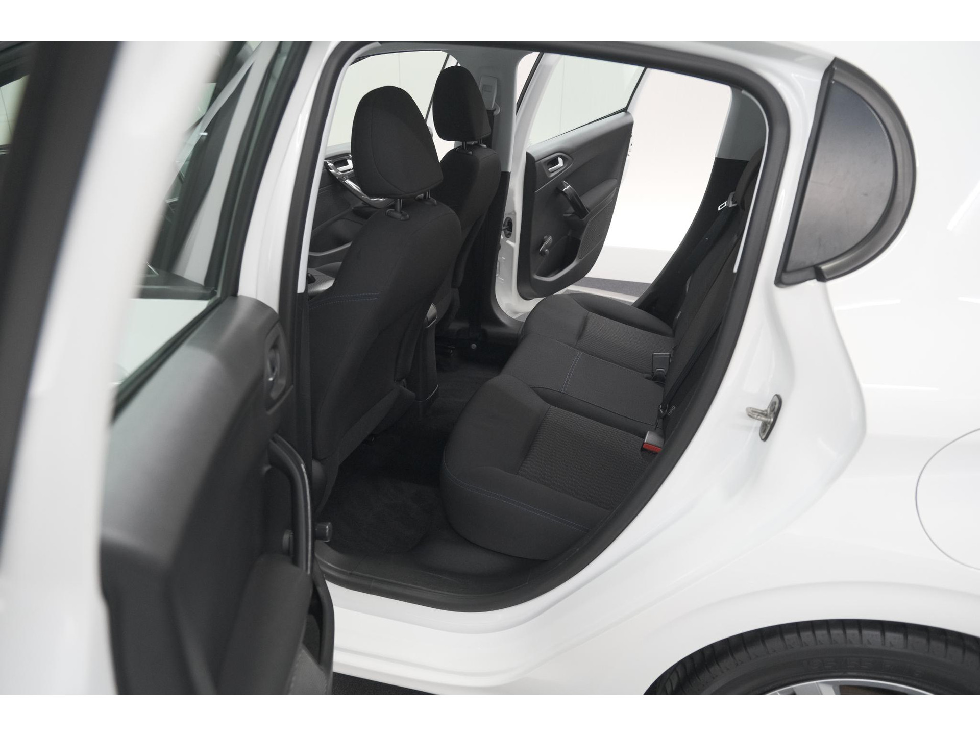 Peugeot 208 PureTech 82 Signature | Parkeersensoren | Apple Carplay | Pack Connect | Armsteun