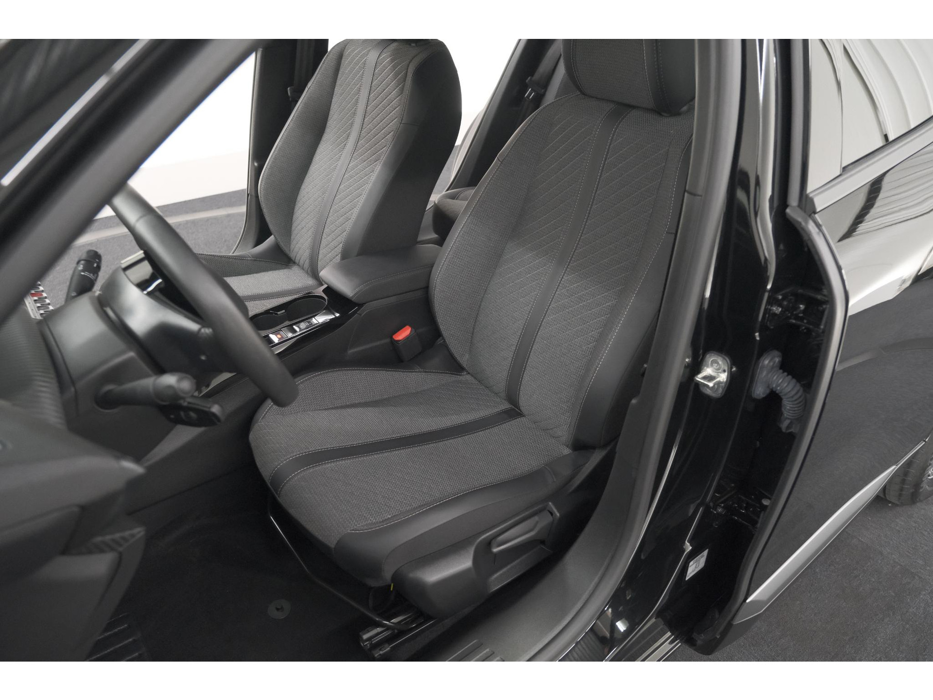 Peugeot 2008 PureTech 100 Allure | Apple Carplay | Parkeersensoren | Climate Control | Cruise Control