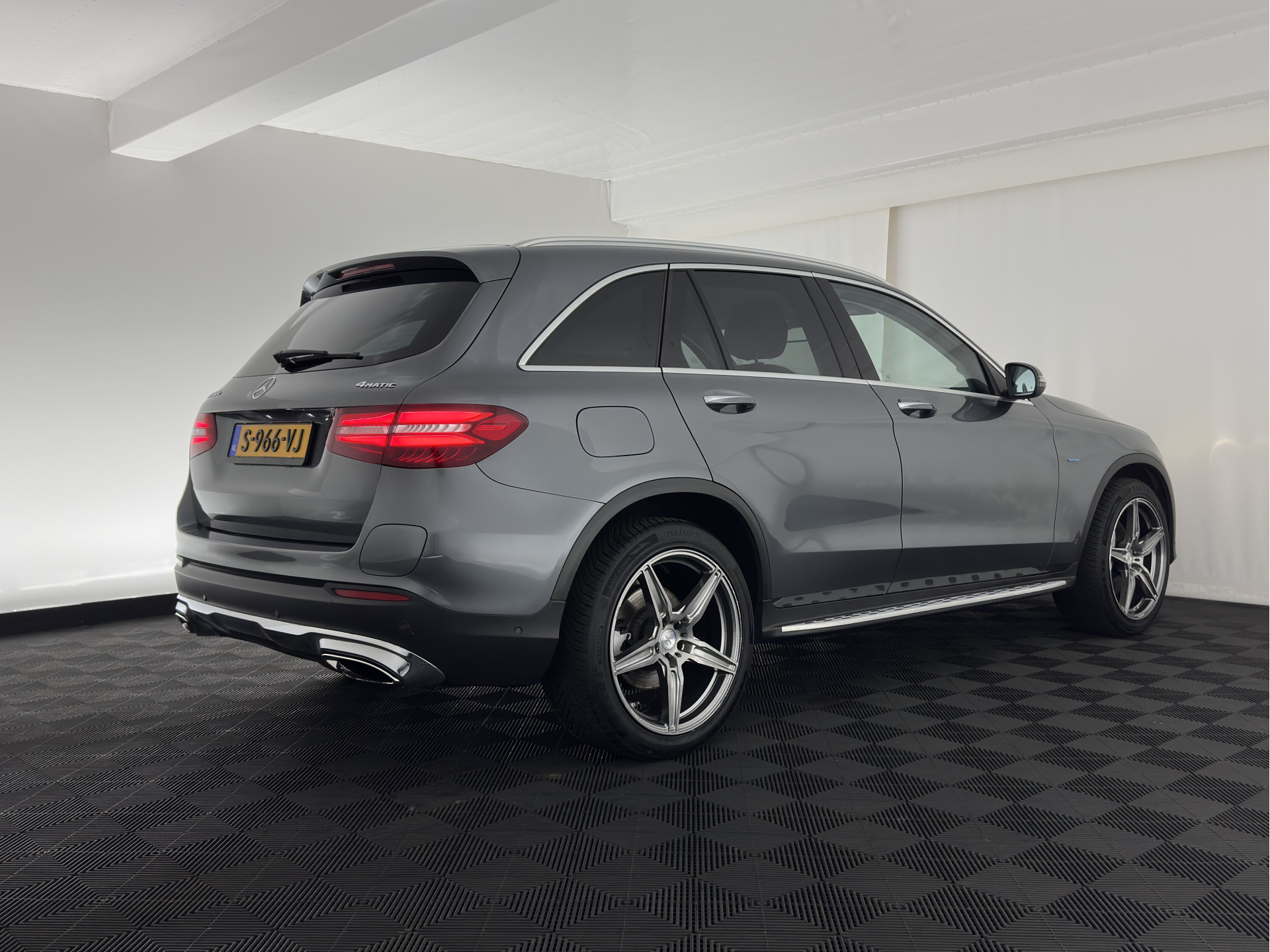 Mercedes-Benz GLC-klasse 350e 4MATIC Premium Plus Plug-in Aut. *LEATHER | FULL-LED | BLIND-SPOT | HEATED-SPORTSEATS | CAMERA | KEYLESS | AIR-SUSPENSION | ADAPTIVE-CRUISE | PRIVACY-GLASS | NAVI-FULLMAP | 20''ALU*