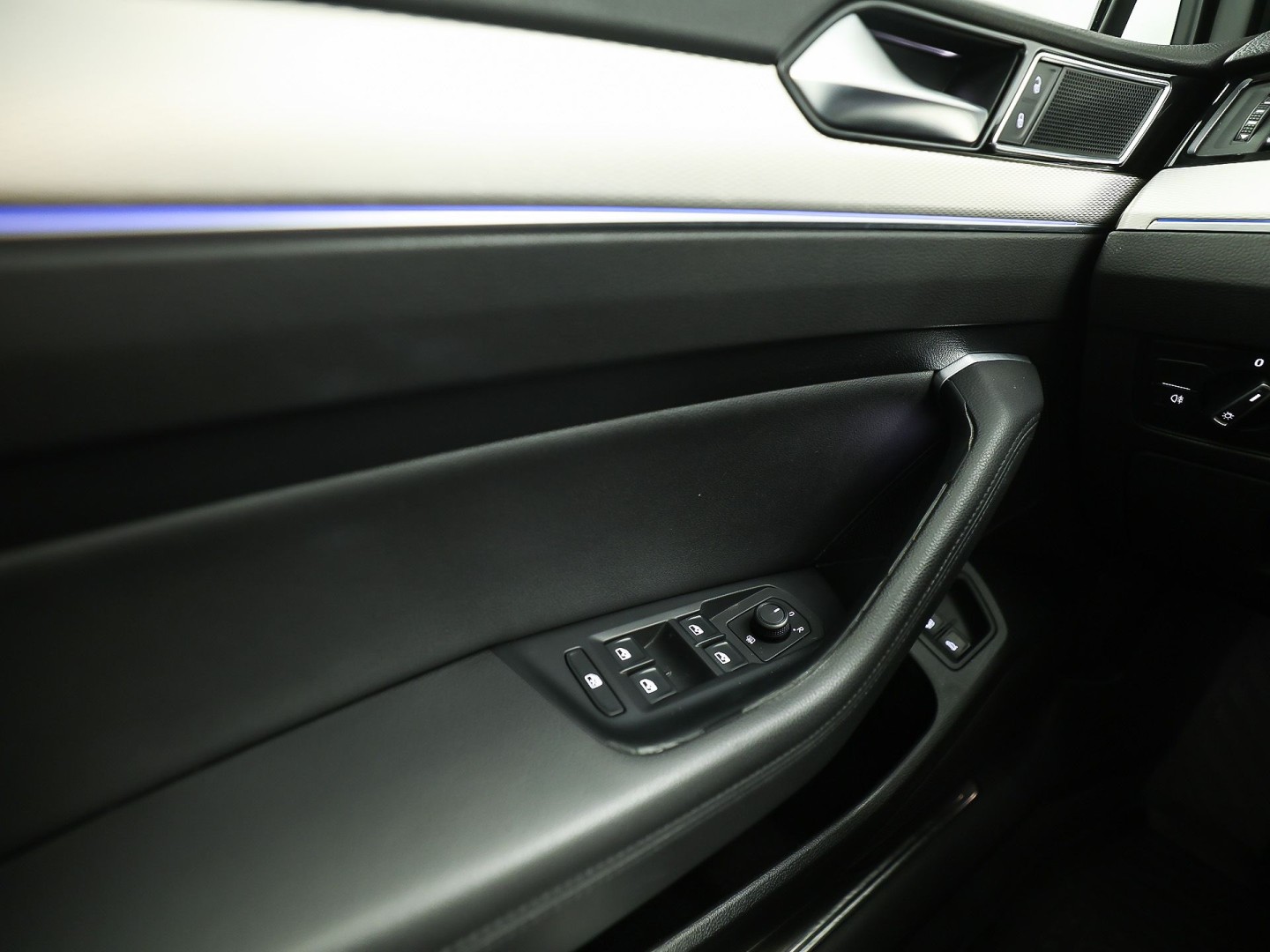 Volkswagen Passat Variant 1.4 TSI GTE HighLine Sport Automaat (PANORAMADAK, APPLE CARPLAY, SOH 77,9%, GROOT NAVI, CAMERA, TREKHAAK, KEYLESS, SPORTSTOELEN, STOELVERWARMING, GETINT GLAS, NIEUWSTAAT)