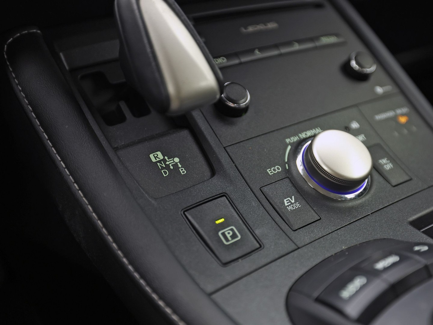 Lexus CT 200h Business Launch Edition Automaat (NAVIGATIE, CAMERA, ALCANTARA, SPORTSTOELEN, KEYLESS, ADAPTIVE CRUISE, NIEUWSTAAT)