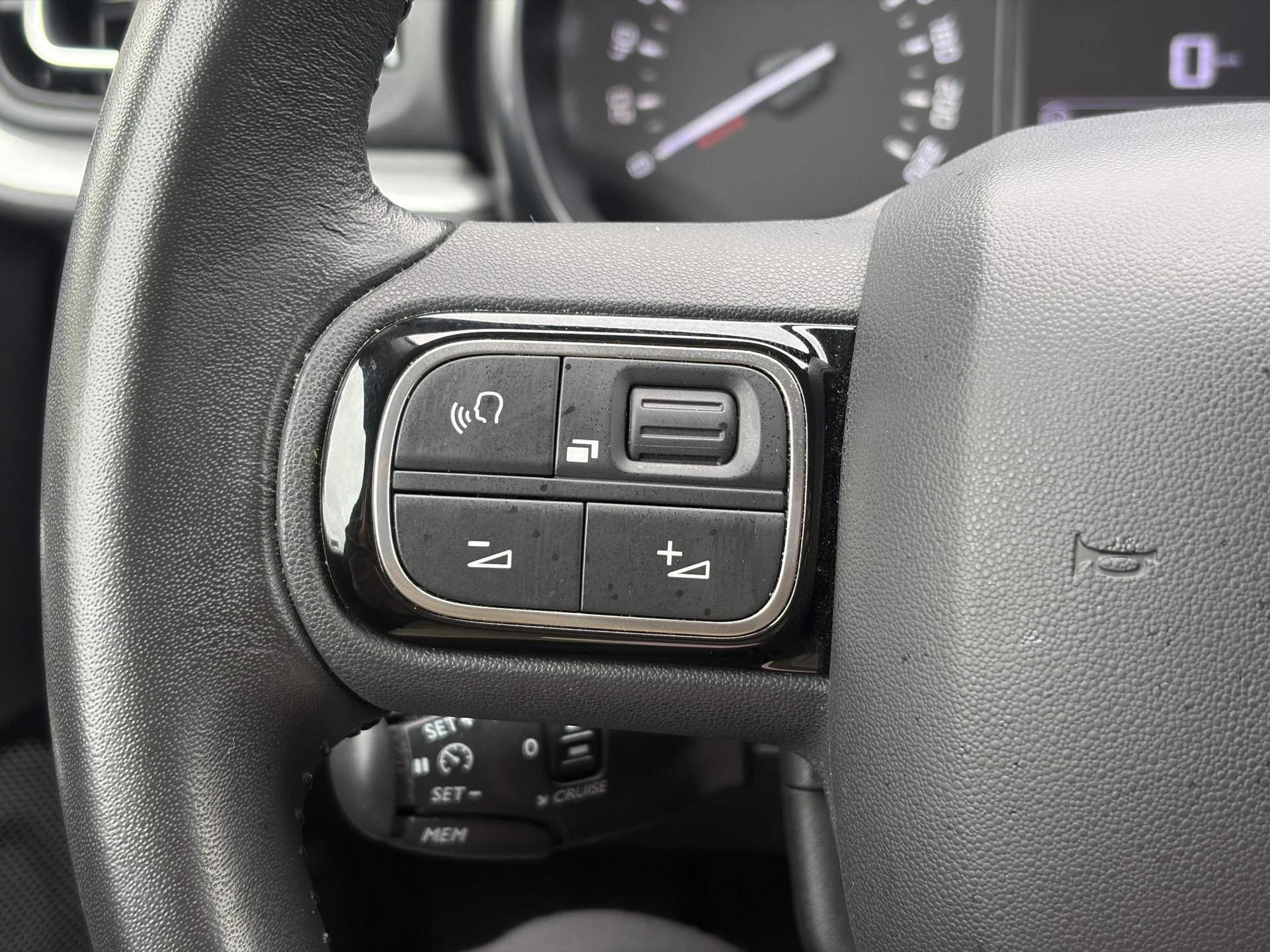 Citroen C3 1.2 PureTech S&S Shine D-riem vv in 02-2025 l 1e Eigenaar l Dealer Onderhouden l 110pk l Navi l Camera l Carplay l Clima l Cruise l Lm velgen l 6 Bak l Rijstrooksensor l Pdc l N.A.P l Apk tot 03-2027