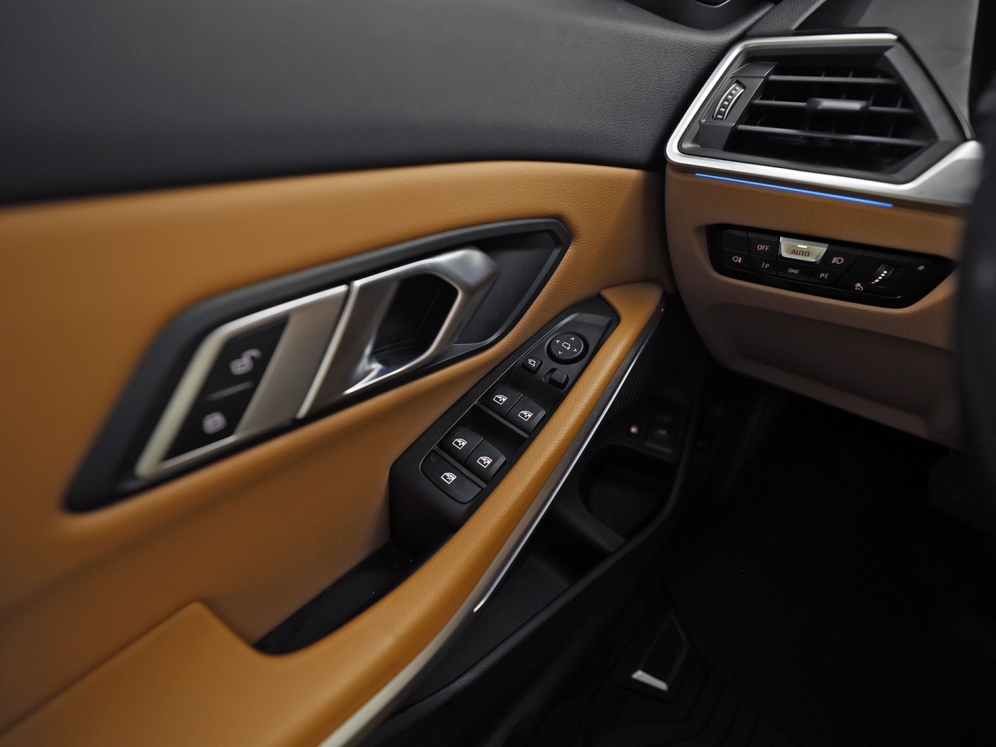 BMW 3-serie Touring 330e Sport 292Pk Automaat (APPLE CARPLAY, SOH 90,2%, GROOT NAVI, COGNAC LEDER, CAMERA, STOELVERWARMING, SFEERVERLICHTING, ELEK ACHTERKLEP, GETINT GLAS, NIEUWSTAAT)