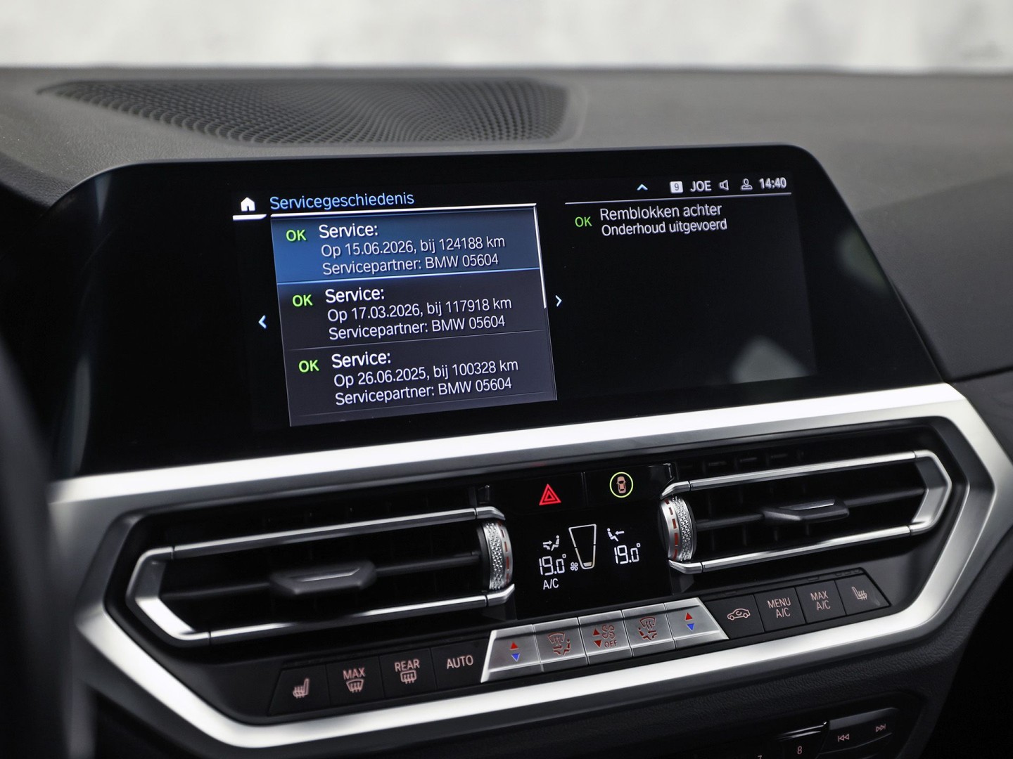 BMW 3-serie Touring 320e High Executive 204Pk Automaat (APPLE CARPLAY, M STUUR, GROOT NAVI, STOELVERWARMING, CAMERA, LEDER, SPORTSTOELEN, GETINT GLAS, ZWART HEMEL, NIEUWE APK, NIEUWSTAAT)