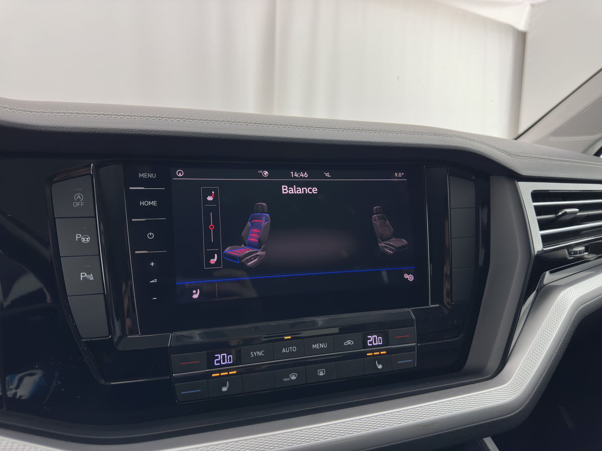 Volkswagen Touareg 3.0 TDI R-Line (INCL-BTW) Aut. *LUXURY-LEATHER | FULL-LED | BLIND-SPOT | HEATED-COMFORTSEATS | AIR-SUSPENSION | KEYLESS | CAMERA | NAVI-FULLMAP | PRIVACY-GLASS | ADAPTIVE-CRUISE |  SHIFT-PADDLES | TOWBAR*