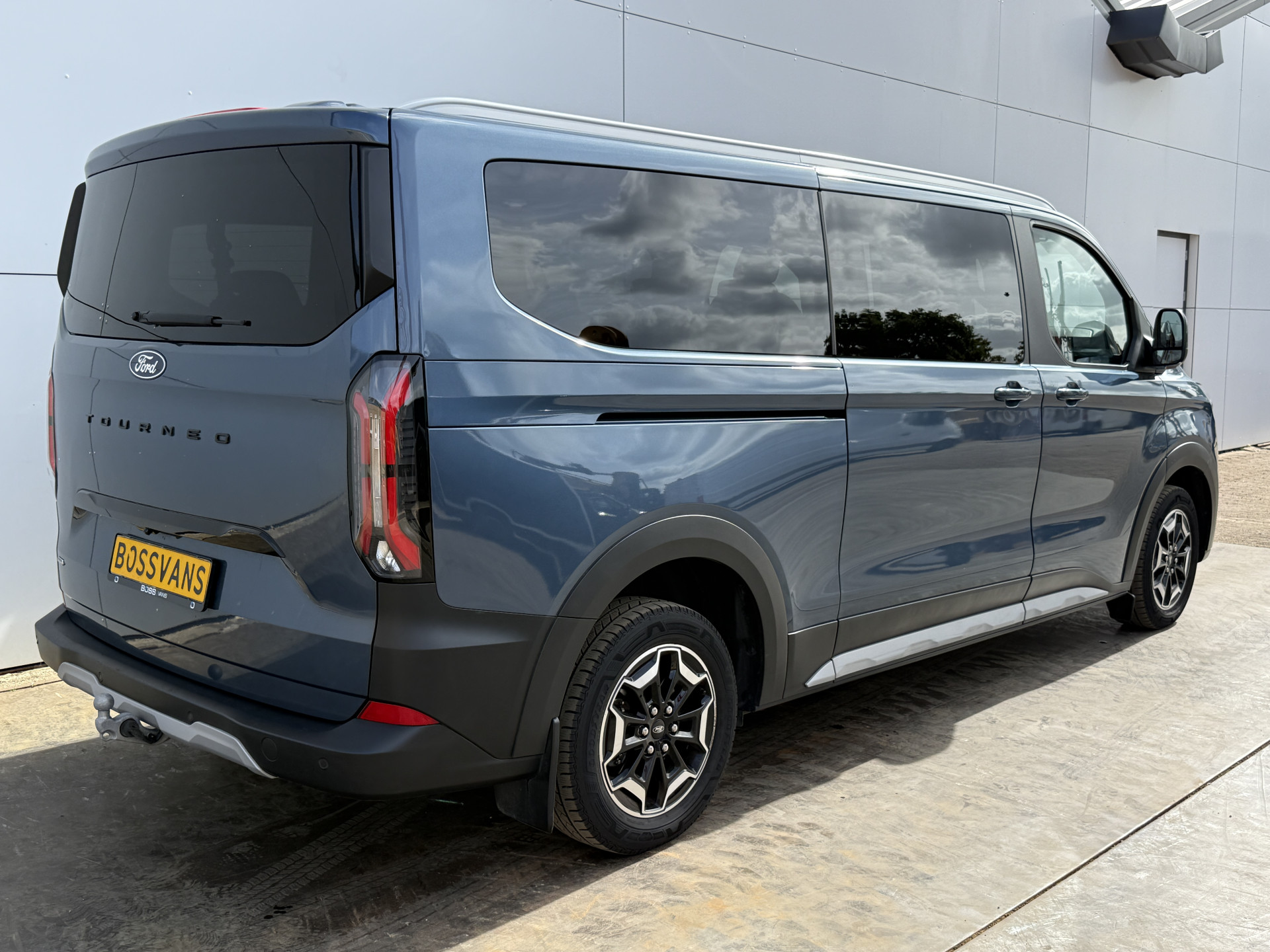 Ford Tourneo Custom 233PK PHEV Prijs Incl. BPM Excl. BTW Automaat 8-Personen Automaat LED B&O Audio Lichtmetalen Velgen PDC Carplay Camera Parkeersensoren Cruise Control