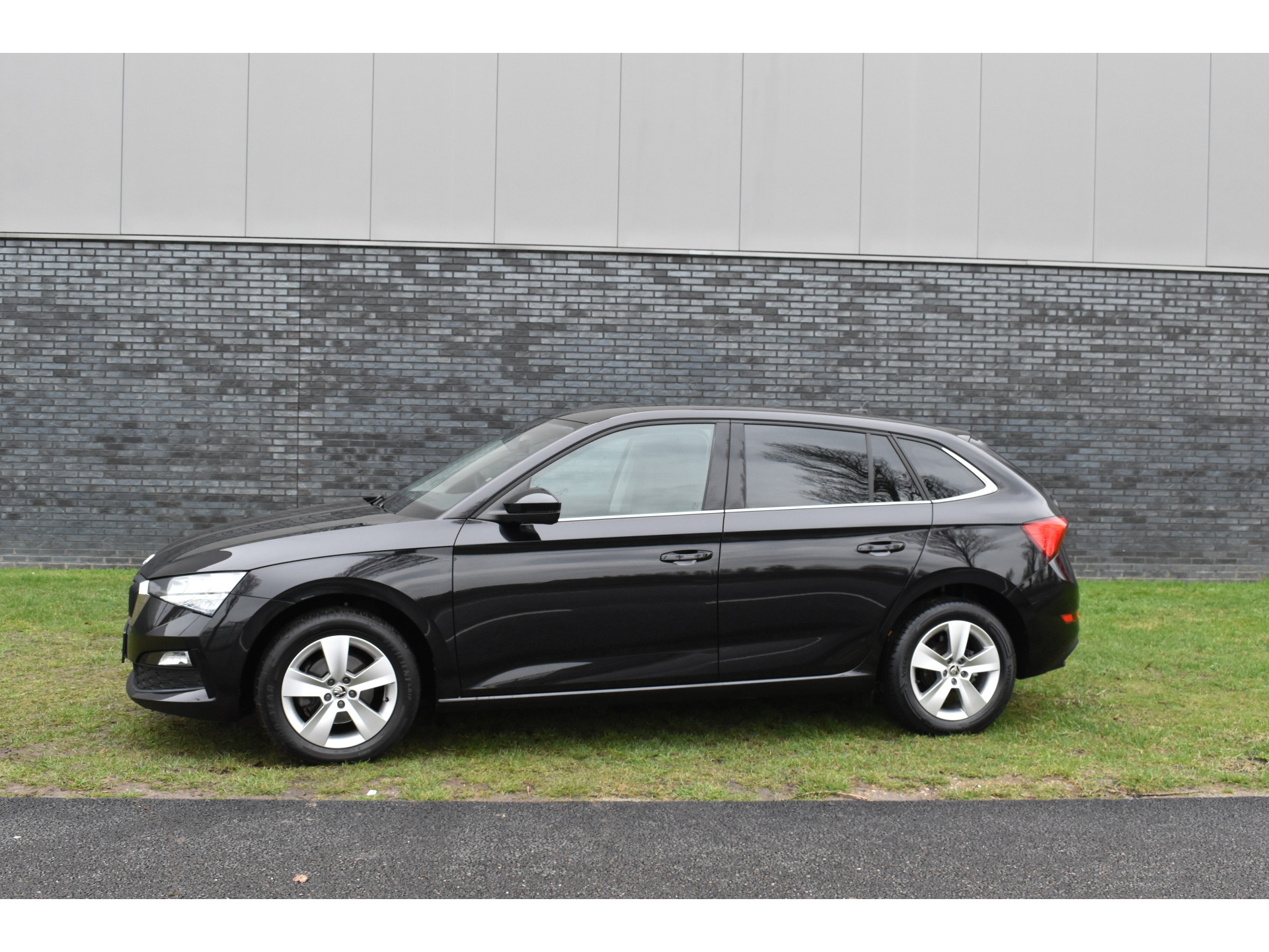 ŠKODA Scala 1.0 TSI Ambition Automaat Carplay Navigatie Front/lane assist Stoelverwarming Parkeer sensoren