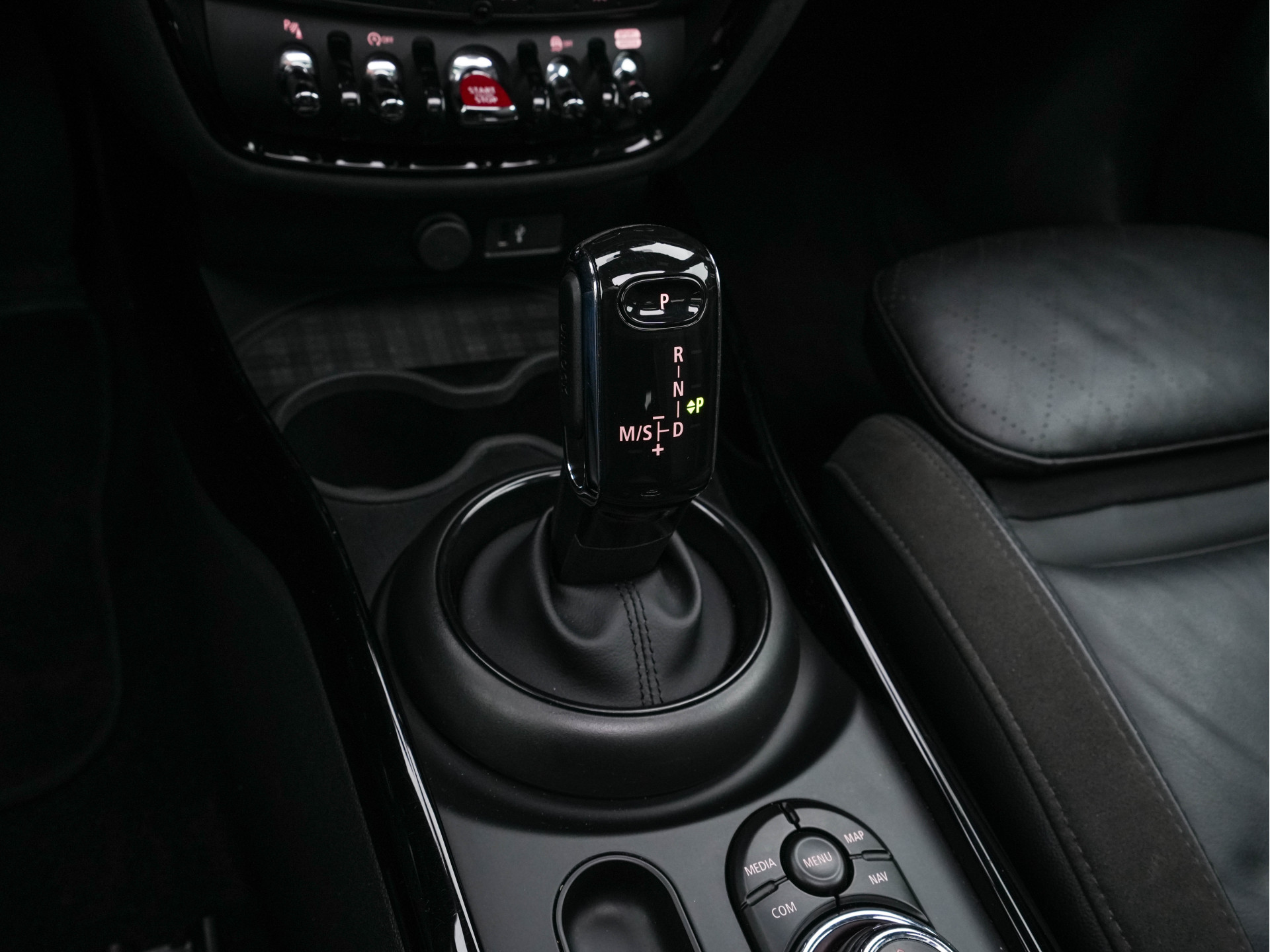 MINI Mini Clubman 2.0 Cooper S ALL4  Premier Plus JCW (INCL-BTW) Aut * PANO | LEATHER | FULL-LED | HEATED-SPORTSEATS | DIGI-COCKPIT | AMBIENT-LIGHT | PRIVACY-GLASS | HEAD-UP | PDC | CAMERA | DAB  | KEYLESS | TOWBAR | 18"ALU*