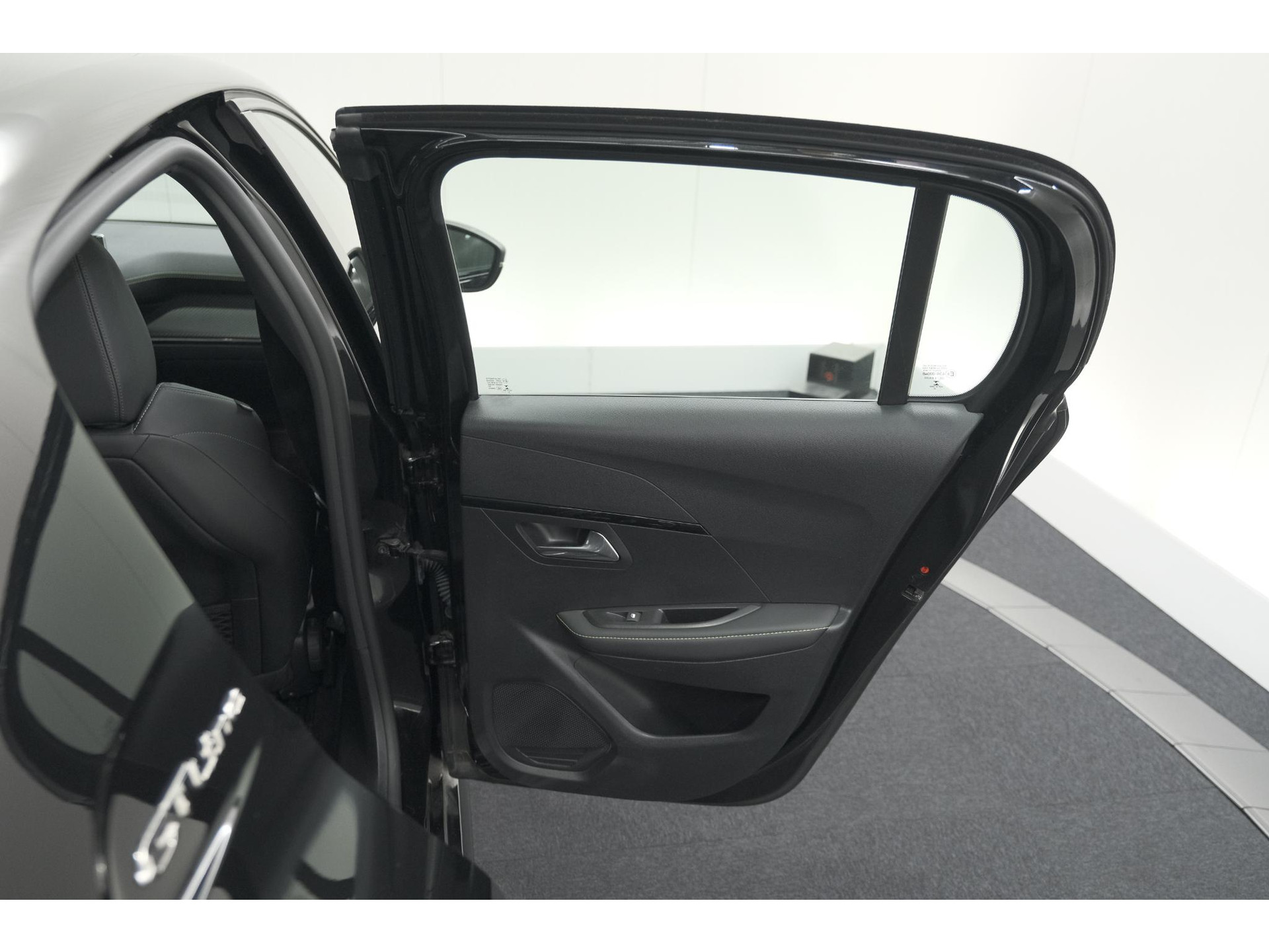 Peugeot 208 PureTech 130 EAT8 GT-Line | Camera | Adaptieve Cruise Control | Stoelverwarming | Navigatie