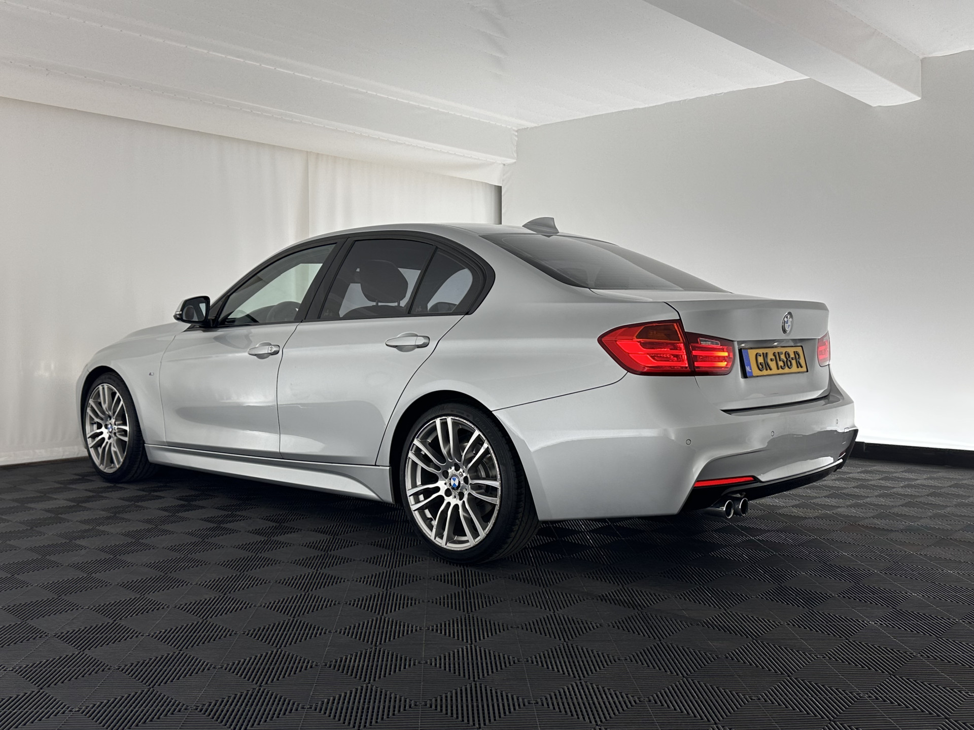 BMW 3-serie 328i High Executive M-Sport-Pack Aut *PANO | LEATHER | BI-XENON | HEATED-SPORTSEATS | SHIFT-PADDLES | HIFI-SOUND | MEMORY-PACK | KEYLESS | NAVI-FULLMAP | ECC | PRIVACY-GLASS | PDC | CRUISE | 19''ALU*