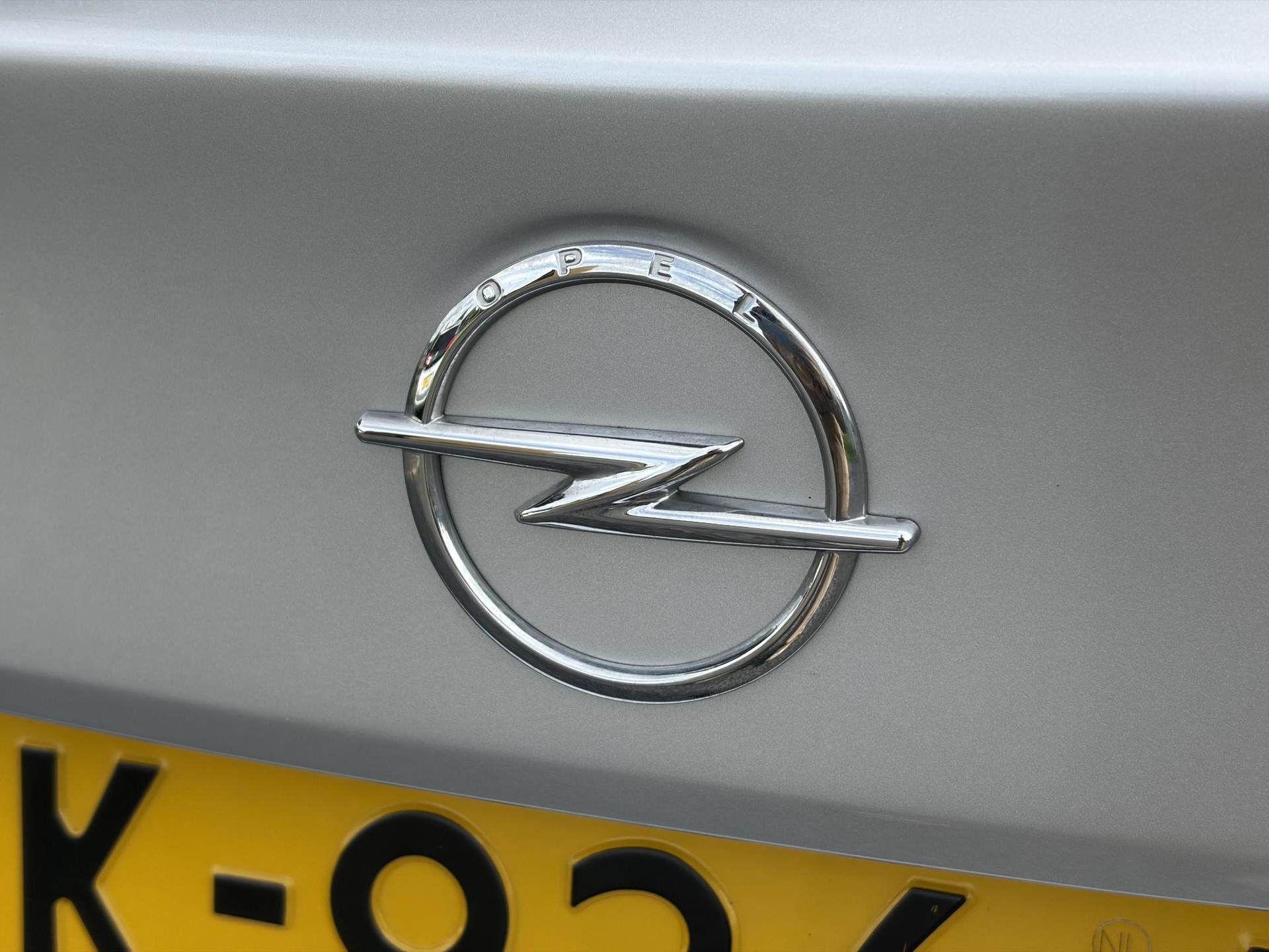 Opel Astra Sports Tourer 1.2 Business Executive ✓1e Eigenaar✓146pk✓Camera✓Trekhaak✓Carplay✓Airco✓Cruise✓Pdc V+A✓Lm velgen✓Comfortstoelen✓6 Bak✓N.A.P✓Nieuwe Apk bij Aflevering