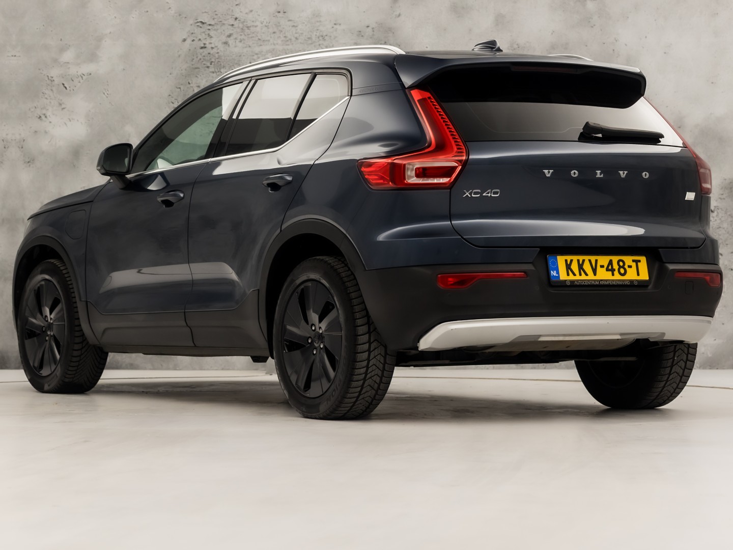 Volvo XC40 1.5 T5 Recharge Sport 262Pk Automaat (BLACK PACK, APPLE CARPLAY, GROOT NAVI, ZWART HEMEL, STUUR/STOELVERWARMING, SPORTSTOELEN, GETINT GLAS, LANE ASSIST, NIEUWE APK, NIEUWSTAAT)