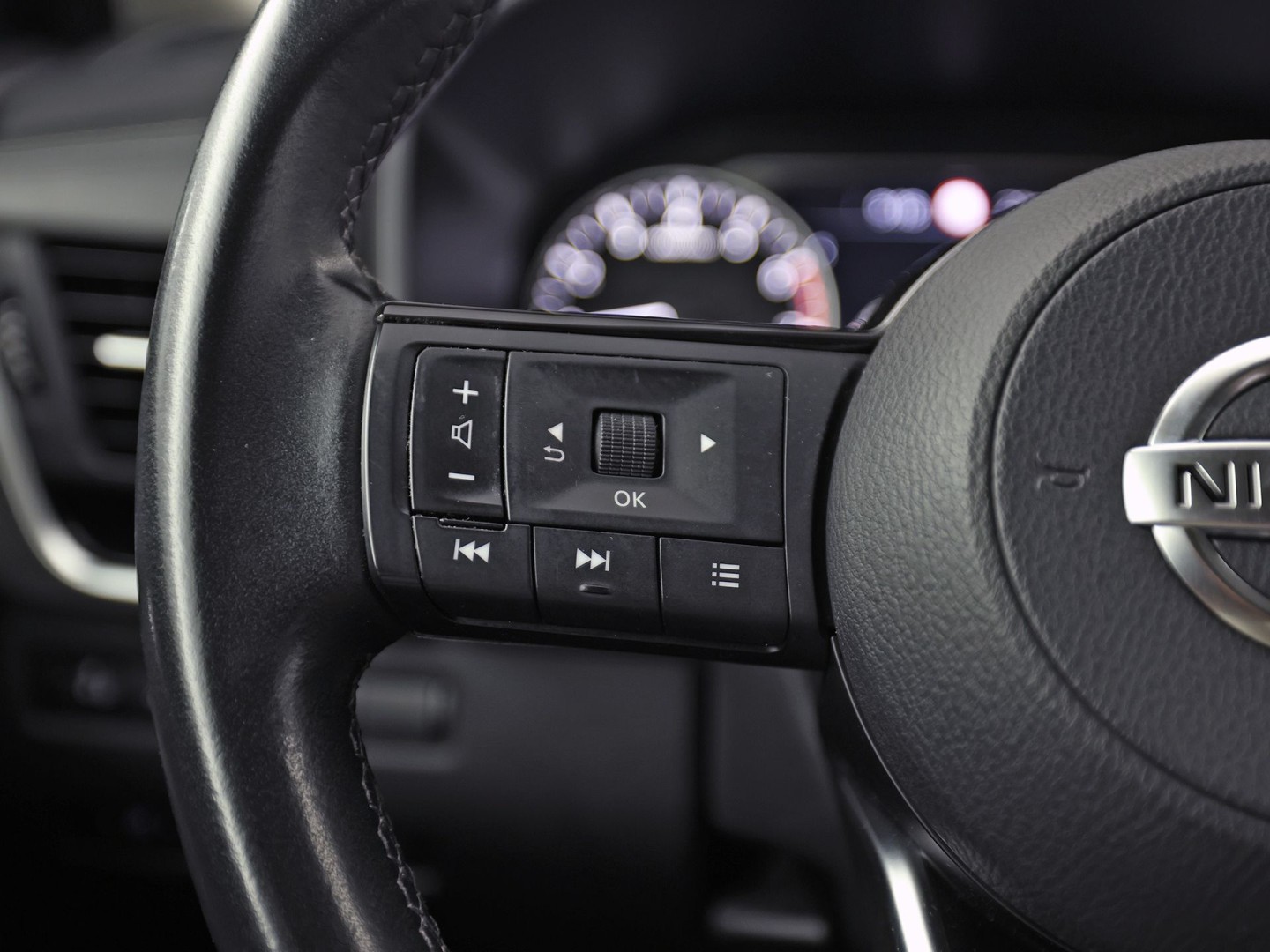 Nissan Qashqai 1.3 MHEV N-Style (GROOT NAVI, 1e EIGENAAR, APPLE CARPLAY, CLIMATE, 360 CAMERA, GETINT GLAS, SPORTSTOELEN, ADAPTIVE CRUISE, LANE ASSIST, NIEUWSTAAT)