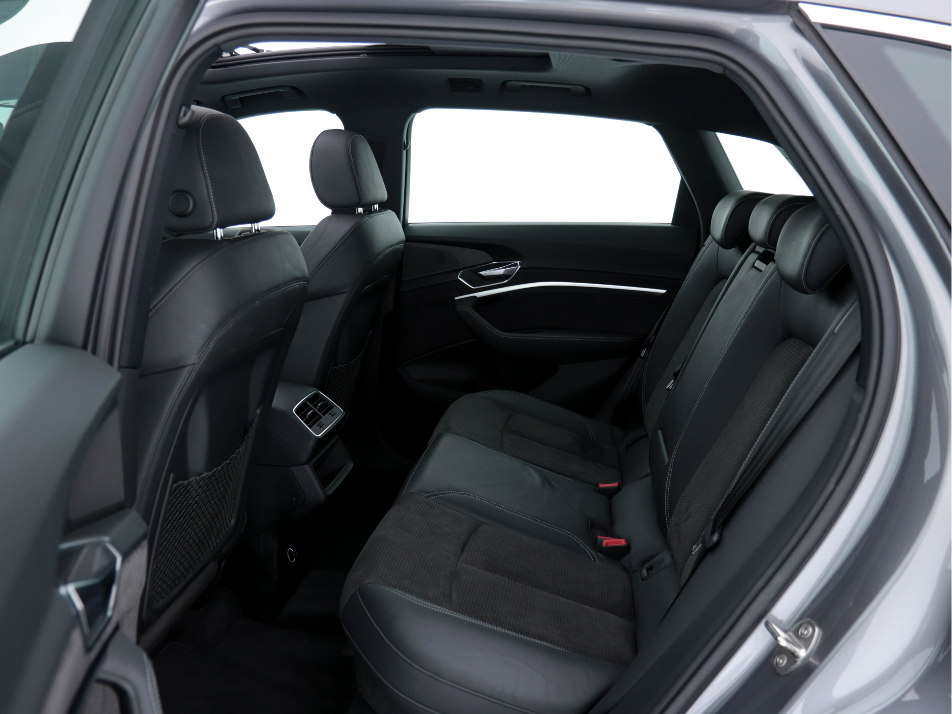 Audi e-tron 55 Quattro S-line 95 kWh [ 3-Fase ] (INCL-BTW) *PANO | FULL-LED | NAVI-FULLMAP | KEYLESS | LEATHER-ALCANTARA | AIR-SUSPENSION | CRUISE | DIGI-COCKPIT | MEMORY-PACK | SHIFT-PADDLES | HEATED-SPORTSEATS | 20"ALU*