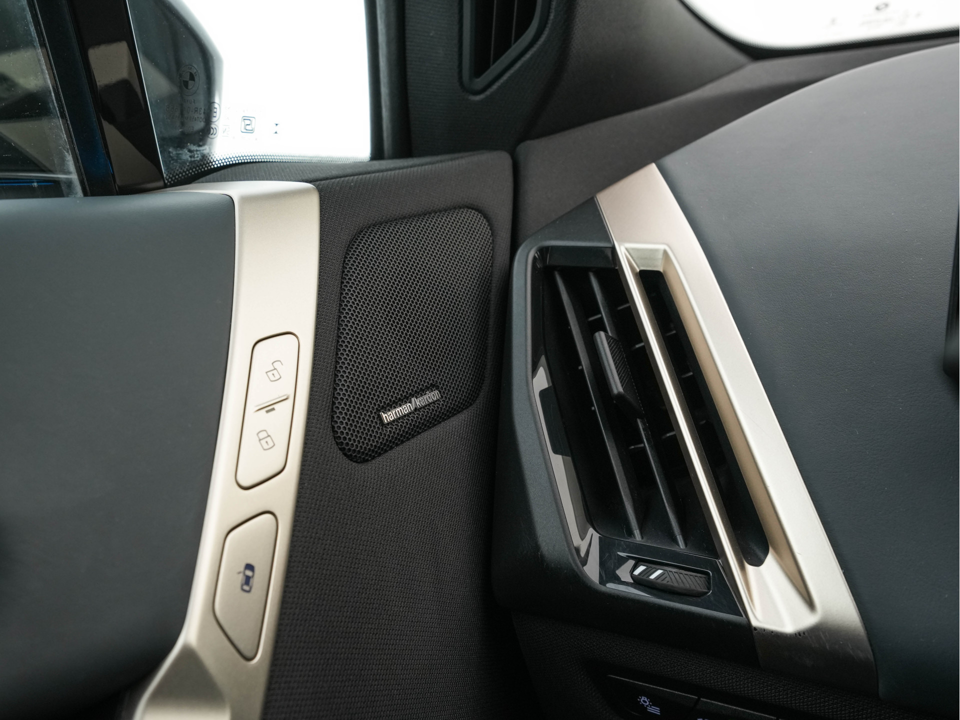 BMW iX xDrive40 High Executive 77 kWh ( 3-Fase ) {SOH-100%} (INCL-BTW) Aut. *PANO | HEAD-UP | HARMAN/KARDON-SURROUND | SOFT-CLOSE | DAB+ | DIGI-COCKPIT | HEATED-COMFORTSEATS | FULL-LED | CARPLAY | TOWBAR | AMBIENT-LIGHT | TOPVIEW | MEMORY-PACK |