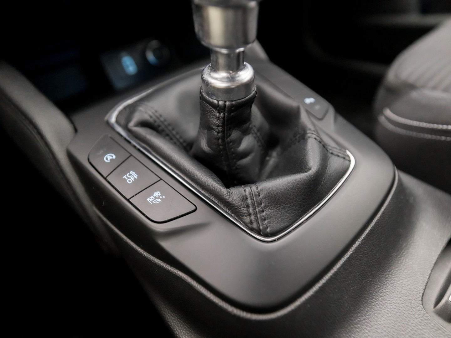 Ford Focus Wagon 1.0 EcoBoost Titanium Sport (APPLE CARPLAY, GROOT NAVI, STUUR/STOELVERWARMING, KEYLESS, SPORTSTOELEN, GETINT GLAS, LM VELGEN, CRUISE, NIEUWSTAAT)