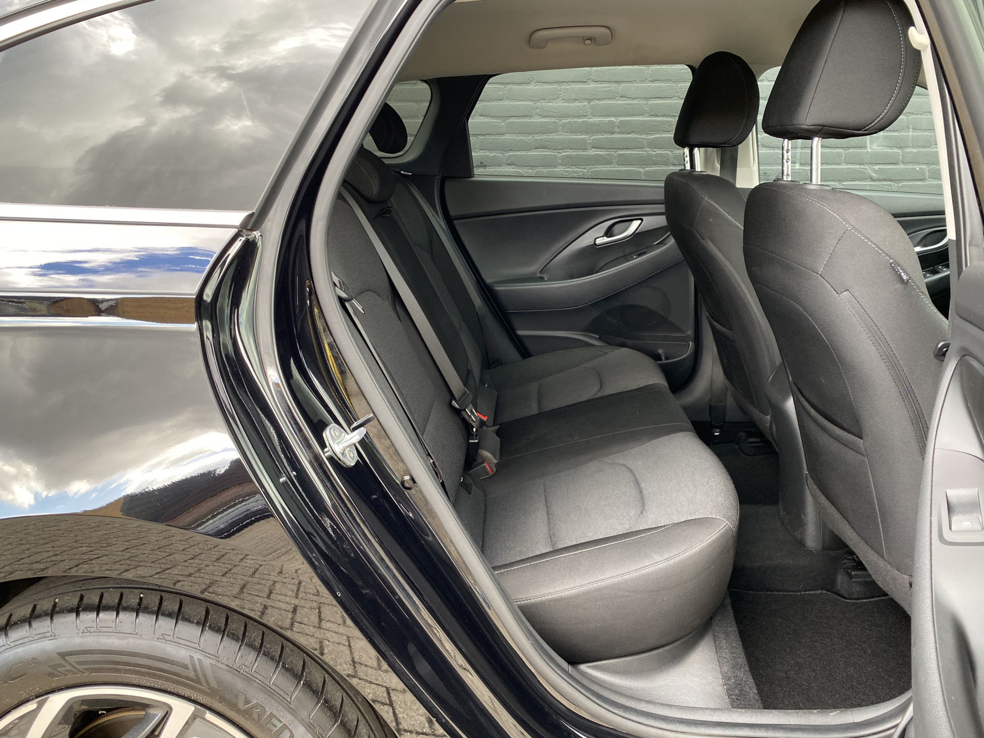 Hyundai i30 Wagon 1.5 T-GDi  MHEV 160 pk Comfort Smart AUT. | navigatie | stoel-/stuurverw. | camera | trekhaak | parkeersensoren