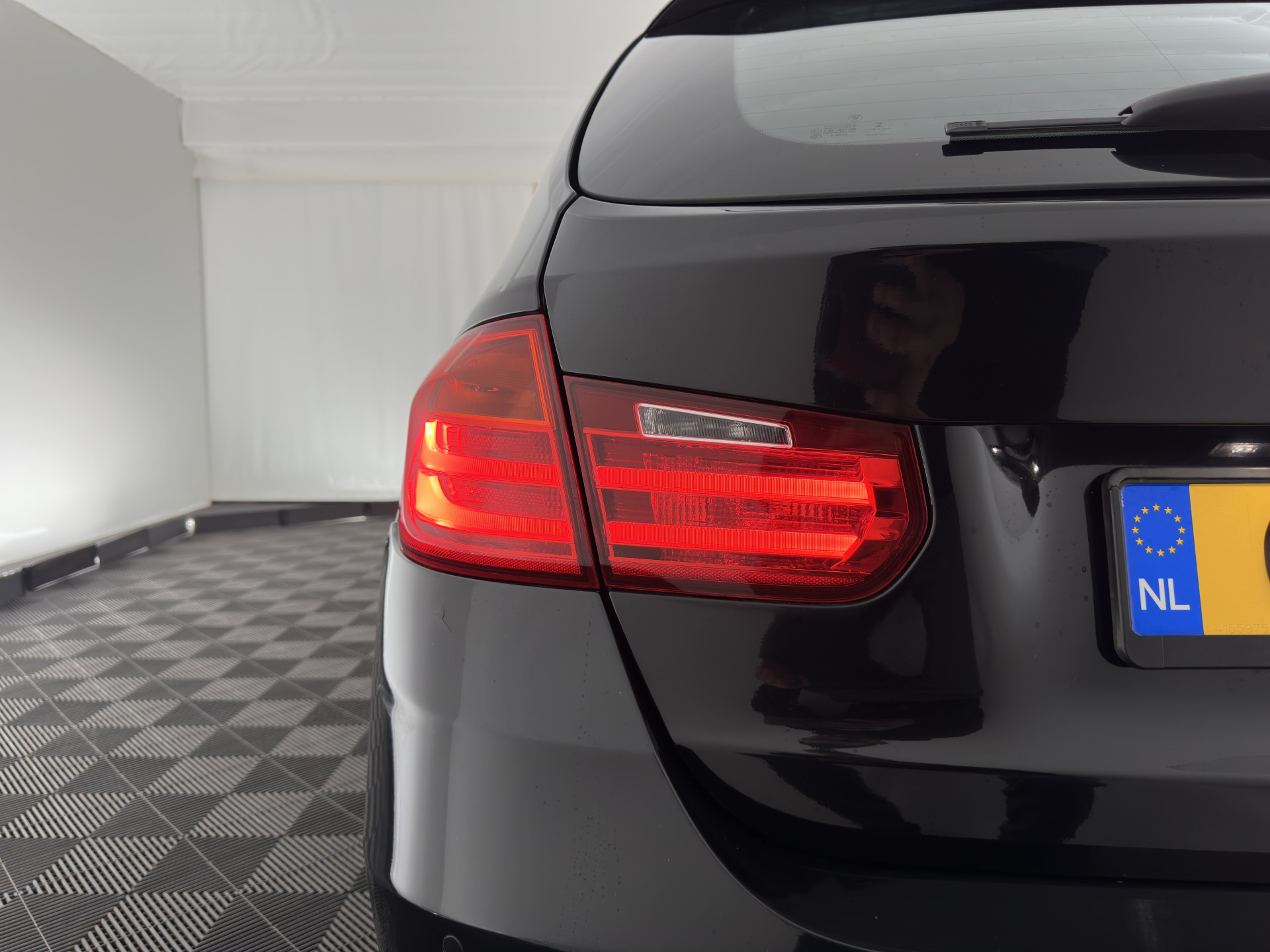 BMW 3-serie Touring 318d High Executive M-Sportpack Aut. *FULL-LEATHER | HEATED-SPORTSEATS | NAVI-FULLMAP | ECC | PDC | CRUISE | 18''ALU*