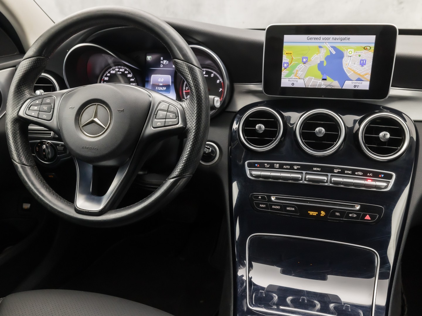 Mercedes-Benz C-Klasse 180 AMG Sport 156Pk Automaat (NAVIGATIE, LEDER, GETINT GLAS, ELEK SPORTSTOELEN, CRUISE, LED KOPLAMPEN, NIEUWSTAAT)
