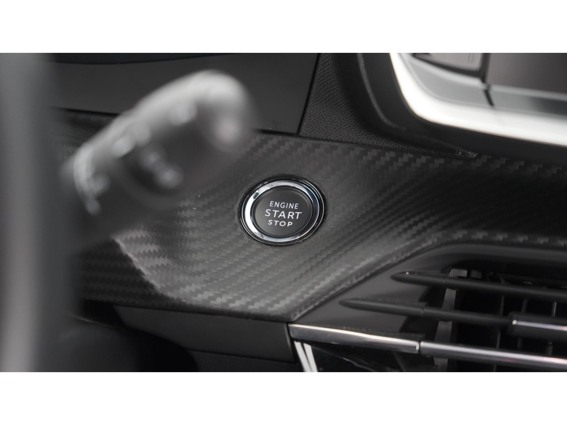 Peugeot 2008 PureTech 130 Allure | Trekhaak | Camera | Apple Carplay | Stoelverwarming | Parkeersensoren