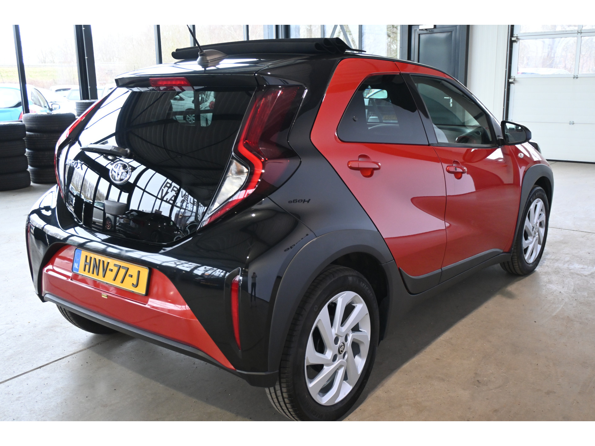 Toyota Aygo X 1.0 VVT-i MT Play Clima Carplay Panoramadak Camera LED Rijklaarprijs Inruil Mogelijk!