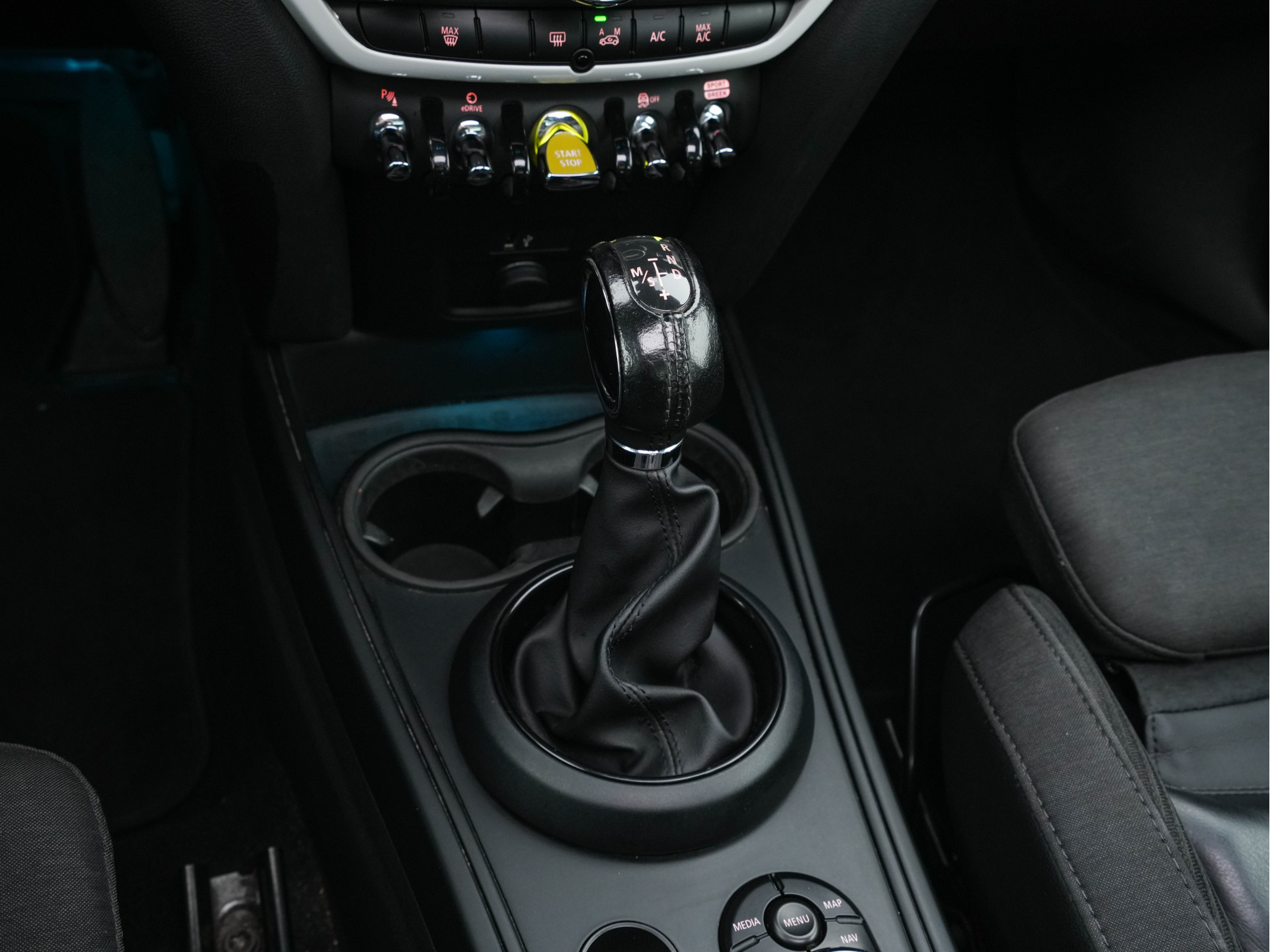 MINI Mini Countryman 2.0 Cooper S E ALL4 Chili Plug-In (INCL-BTW) Aut. *PANO | LEATHER-FABRIC | FULL-LED | SPORT-SEATS | KEYLESS | NAVI-FULLMAP | ECC | AMBIENT-LIGHT | PDC | CRUISE | 18''ALU*