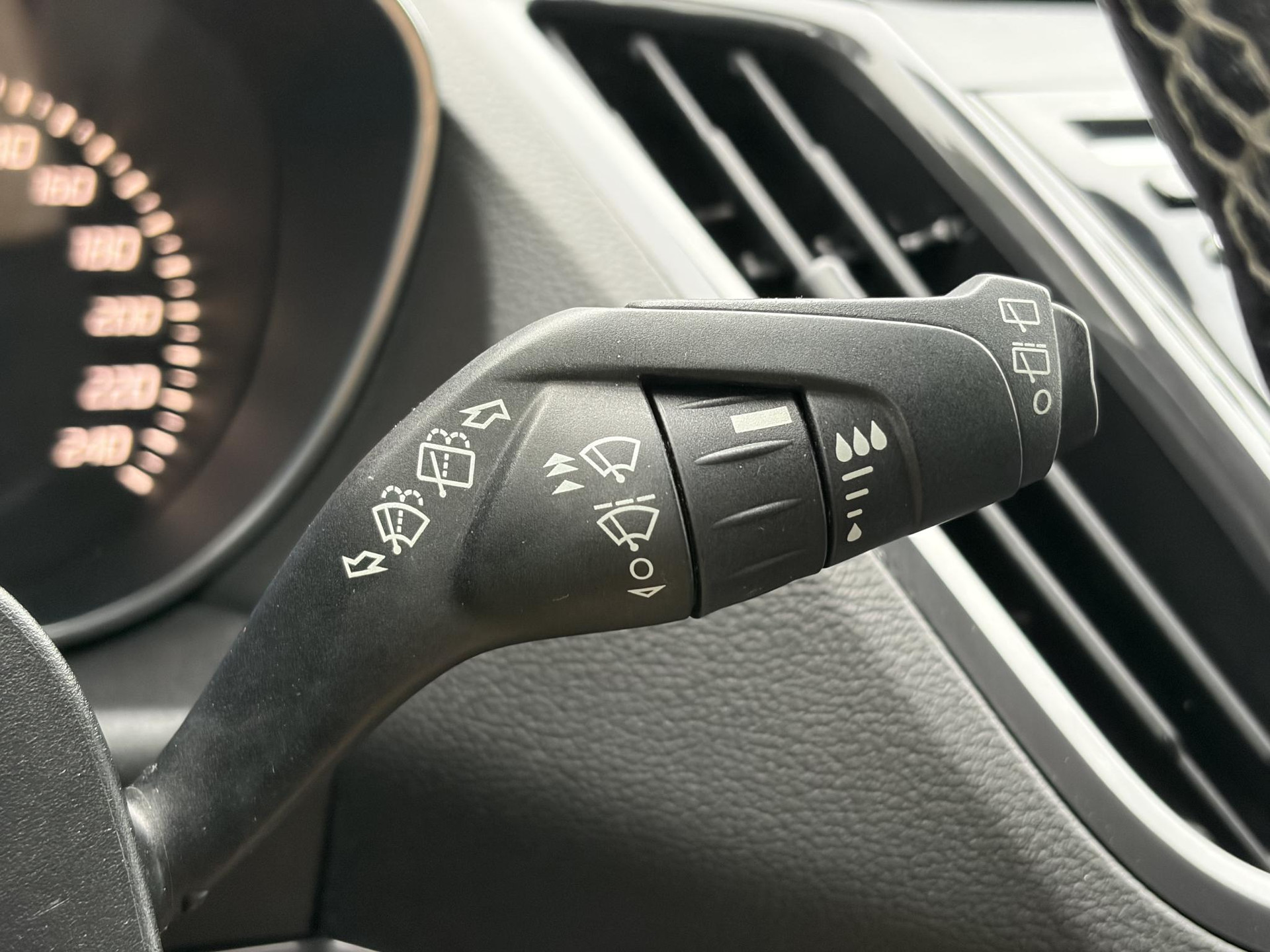 Ford Kuga 1.5 Titanium Plus 4WD ✓2e Eigenaar✓Camera✓183pk✓Trekhaak✓Leder✓Stoelverw✓Navi✓Clima✓Cruise✓Pdc V+A✓Elekt Stoelen✓Dodehoeksensor✓Net beurt gehad✓19''Lm velgen✓N.A.P✓Apk tot 08-2027