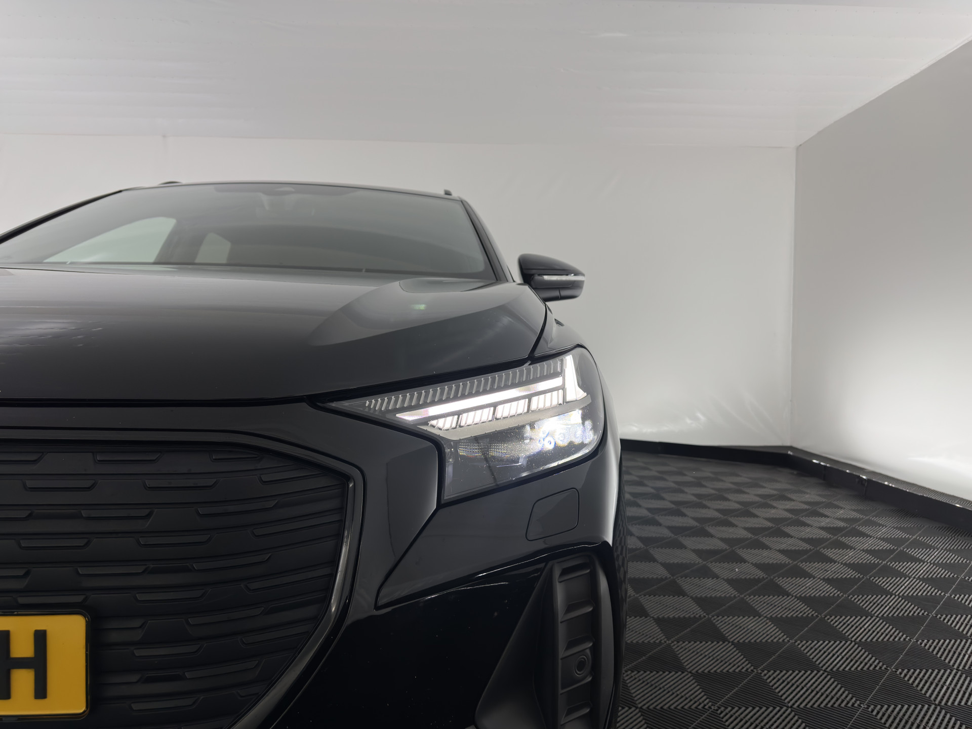 Audi Q4 e-tron 40 Launch edition Advanced Plus 77 kWh [3-Fase] {SOH-93%} (INCL-BTW) *HEATPUMP | ADAPT-CRUISE | MATRIX-LED | NAVI-FULLMAP | KEYLESS | CAMERA | DIGI-COCKPIT | DAB | AMBIENT-LIGHT | HEATED-SPORTSEATS | SHIFT-PADDLES | PRIVACY-GLASS | 19''ALU*