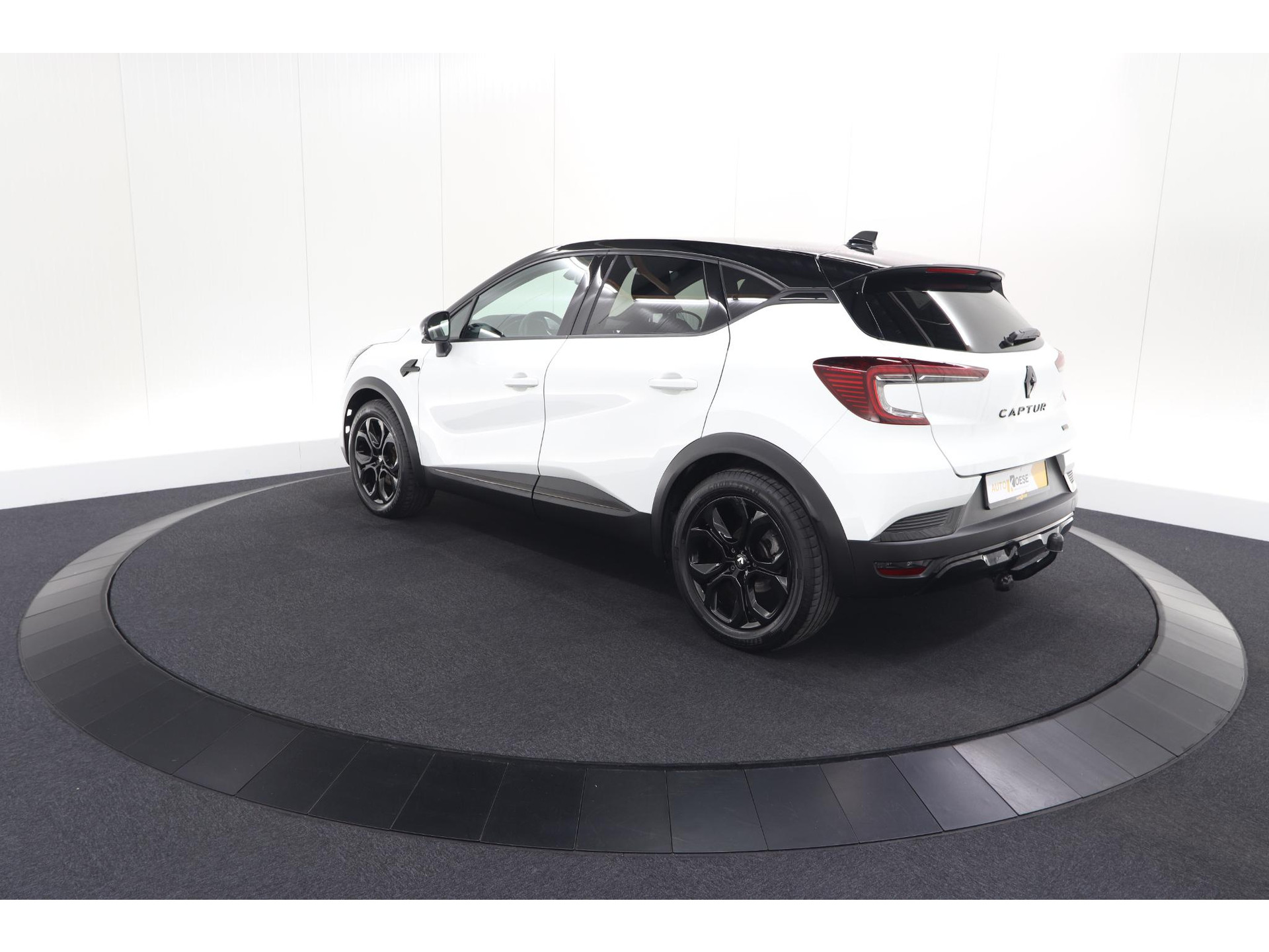 Renault Captur 1.6 E-Tech hybrid 145 SL Rive Gauche | Trekhaak | Camera | Apple Carplay | 9.3 Inch Grootscherm