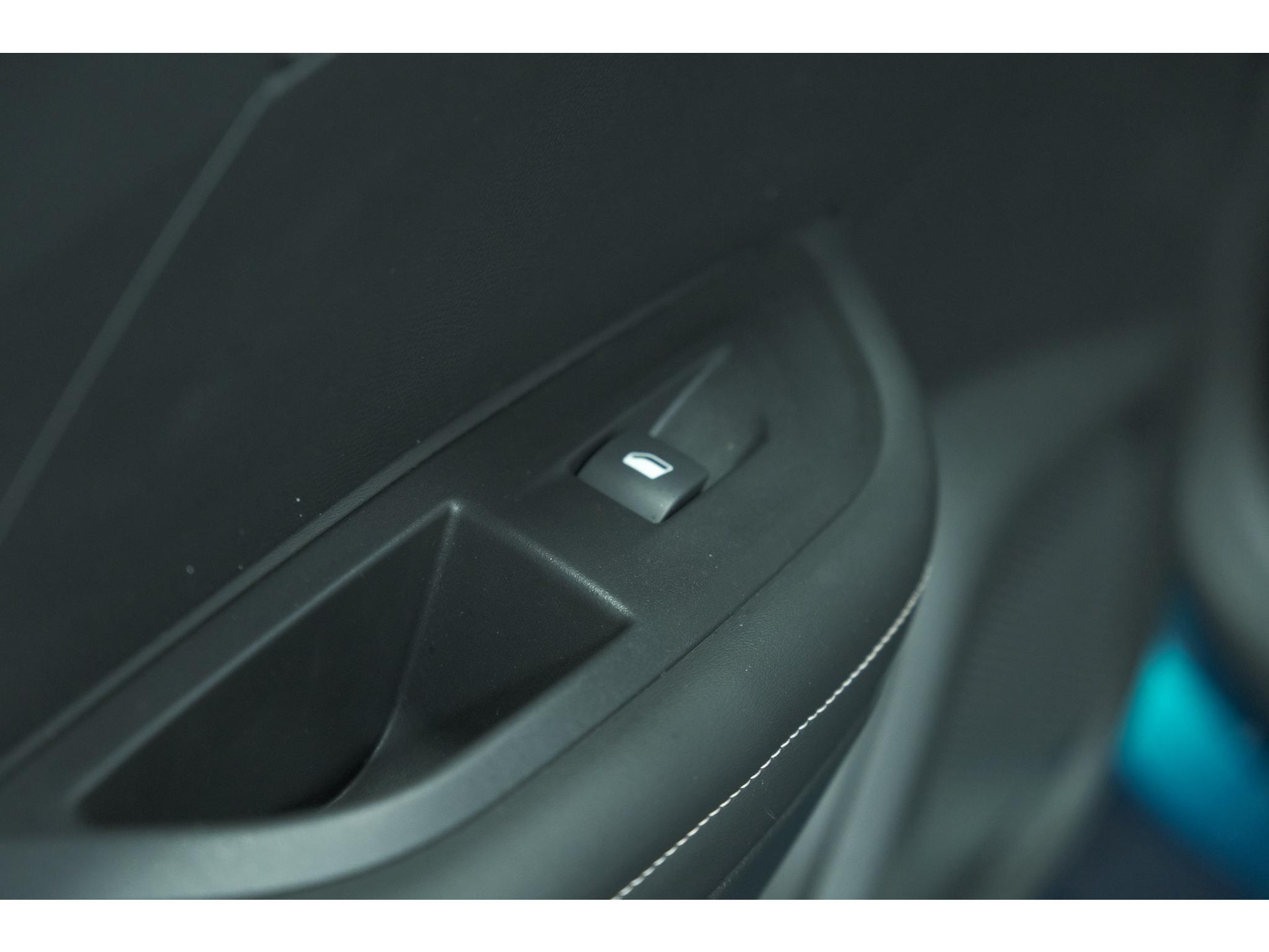 Peugeot e-2008 EV Allure Avantage 54 kWh | SOH 97,8% | 11 KW Lader | Apple Carplay | Parkeersensoren