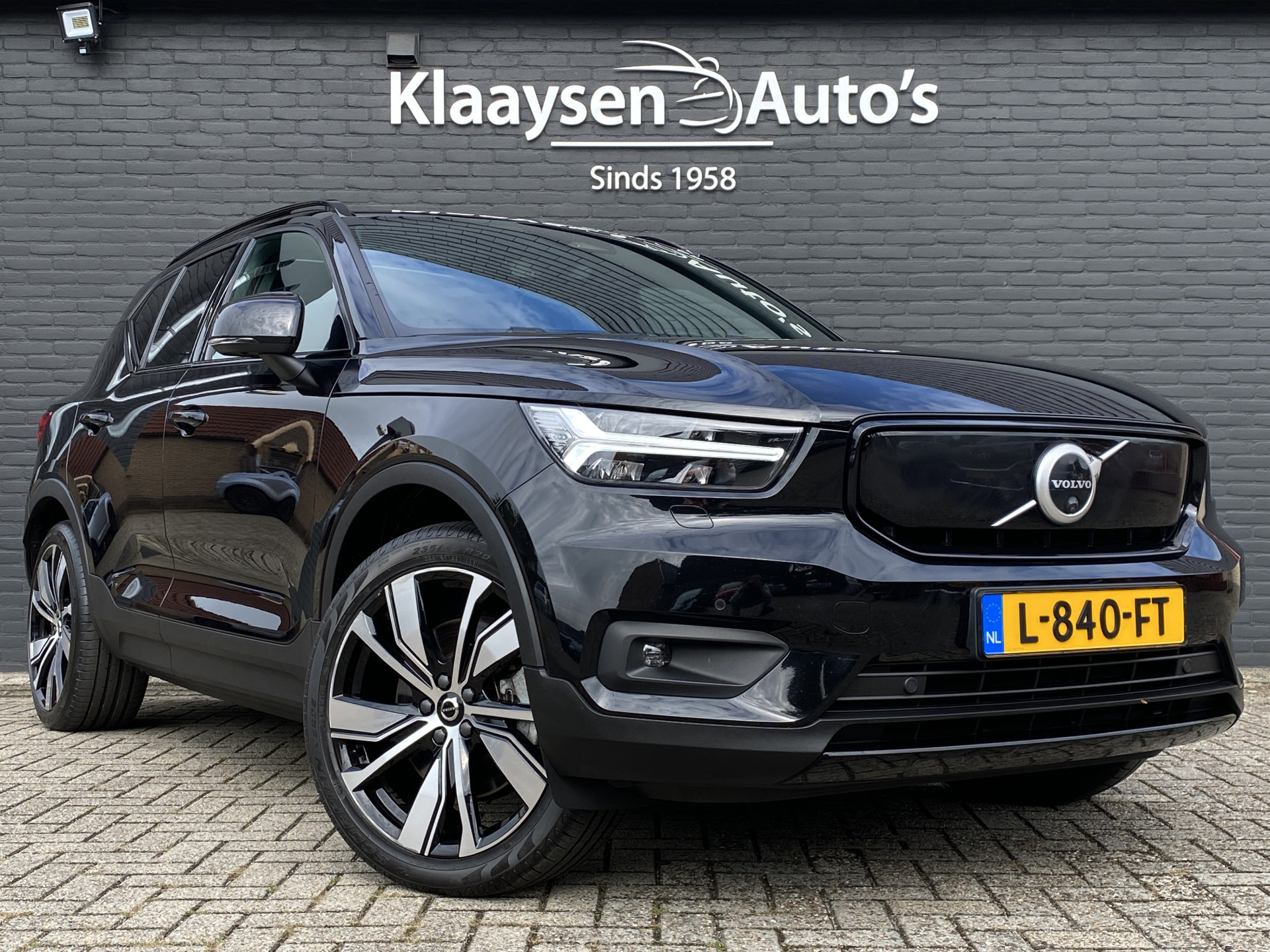 Volvo XC40 Recharge P8 AWD R-Design 408 pk | 1e eigenaar | dealer onderh. | panoramadak | trekhaak | 360 camera | stoelverw.